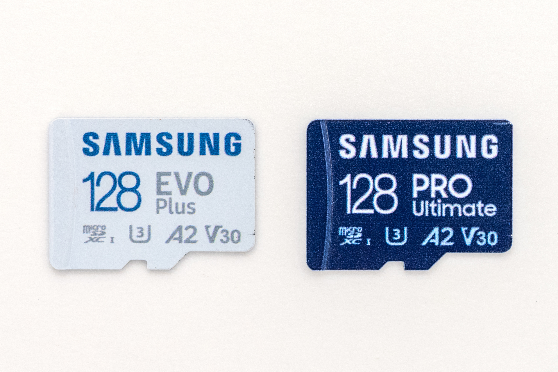 EVO Plus（左）、およびUltimate（右）のプリント面。地色と区別しやすい色と大きさでスピードクラスの表記がプリントされている。製品名のUltimateより大きくプリントしている点はユーザーに優しい