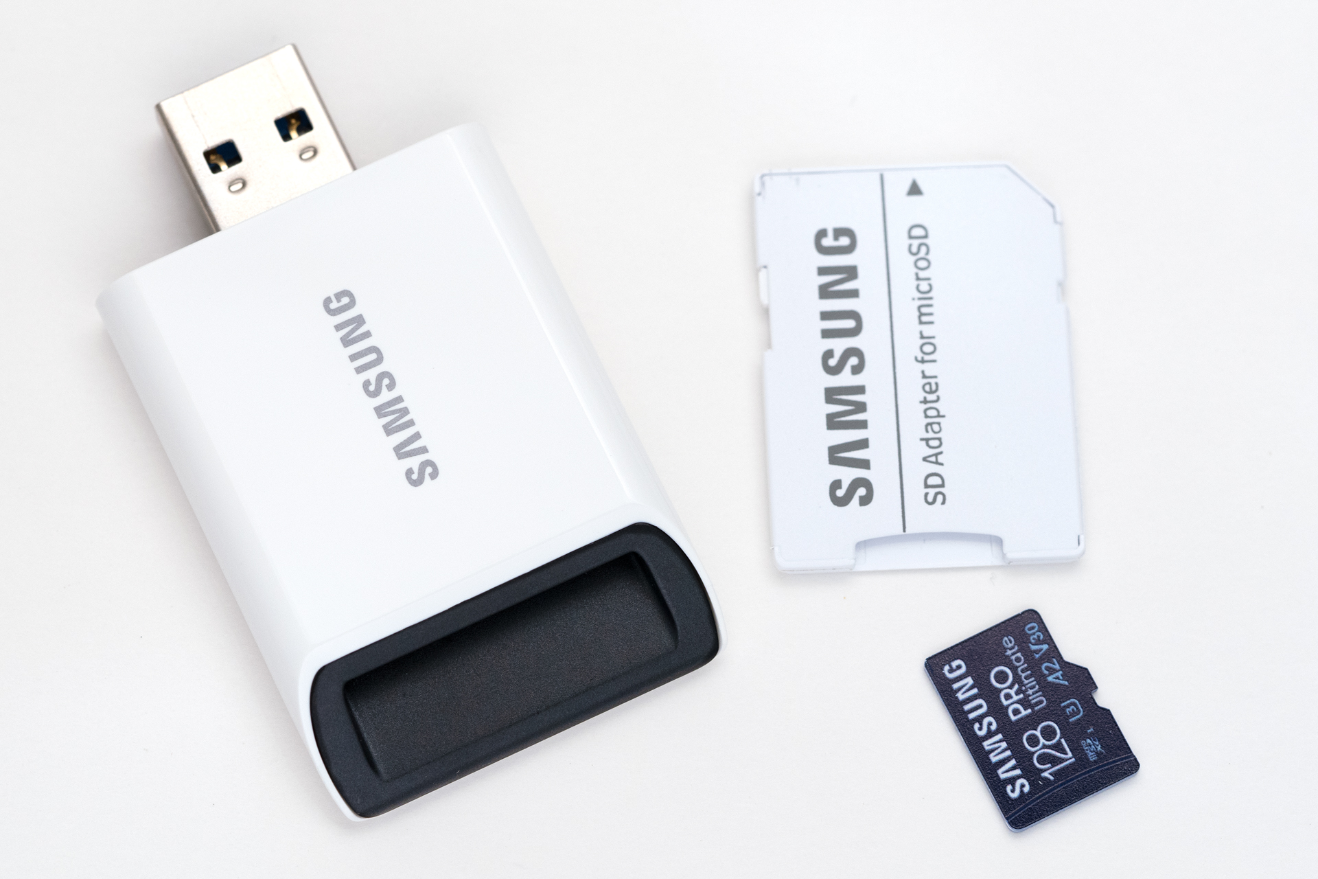 メモリーカードを挿入するスロット部分が斜めに開口している点が特徴で、メモリーカードをスライドして入れやすい。EVO PlusやPRO Plus、PRO Ultimateに最適化されていて、メモリーカードと合わせて入手したいカードリーダーだ