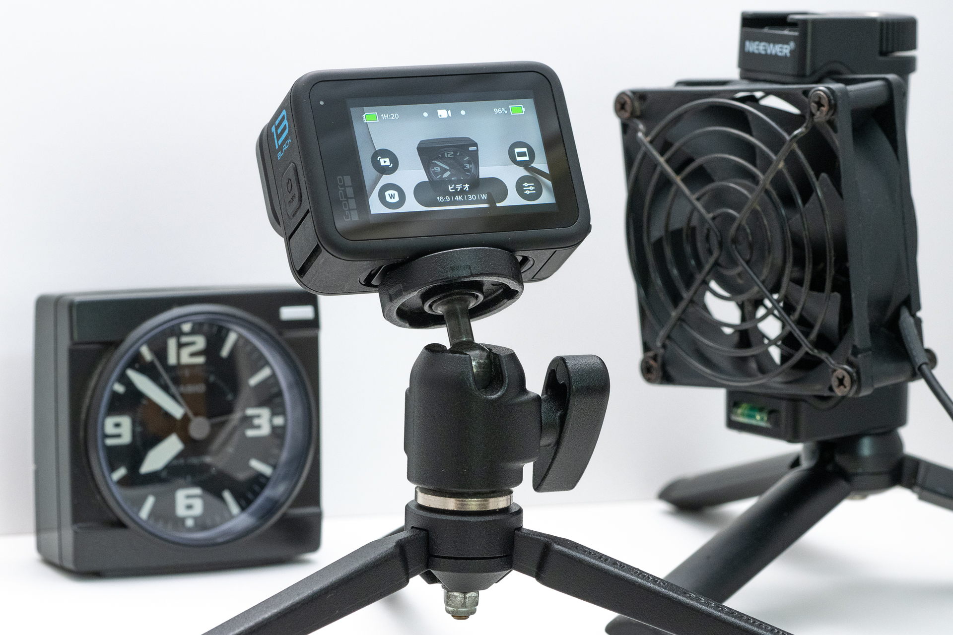 テスト撮影の状況を再現。PC用のファンでカメラに風を当て、気温28度の室内で定点撮影を行っている