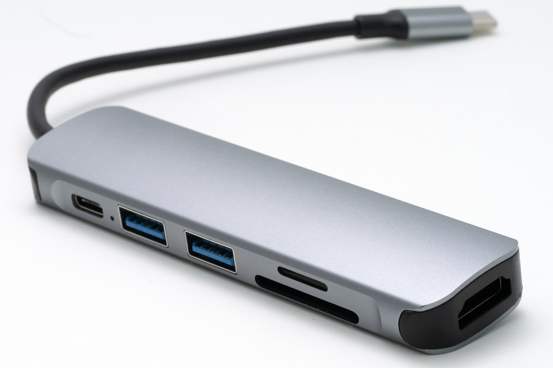 バックアップに使用したUSB -Cのドッキングステーション。安価な製品だったのでカードスロット部がUSB 2.0規格なのは仕方がないとして、青色のUSB A端子の片方はUSB 2.0という仕様は紛らわしい