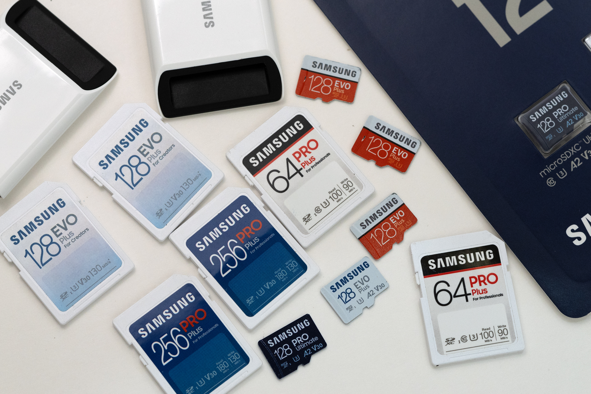 気が付けば、SDカードもmicroSDメモリーカードもSamsung製がたくさん。アクションカメラや360度カメラには大容量タイプを入れっぱなしにしているし、未開封のものも多い。純正のカードリーダーはもちろん必須