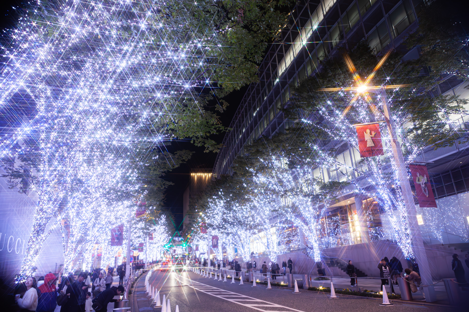けやき坂下から。右はテレビ朝日