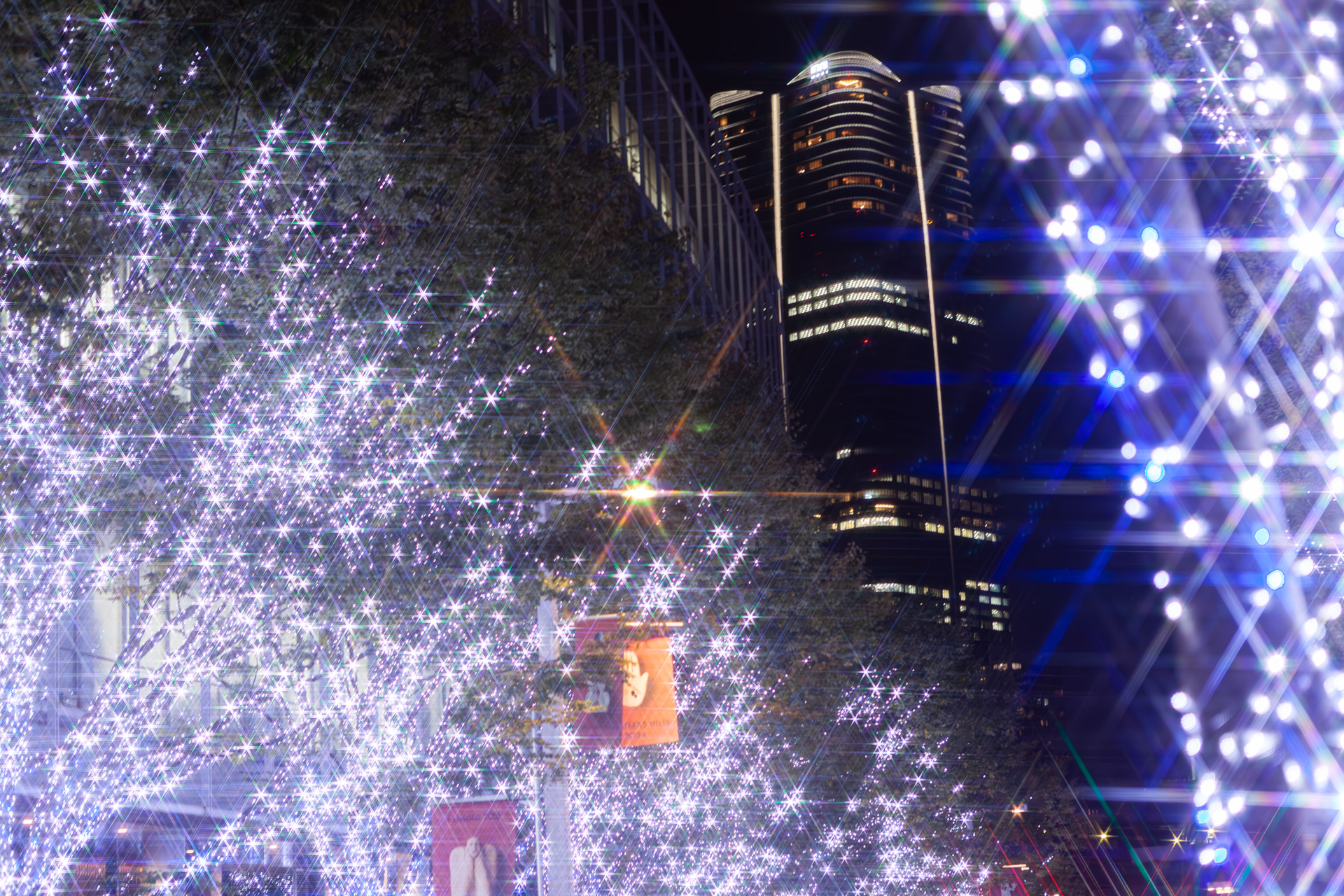 けやき坂の中程からはJP森タワーの姿も