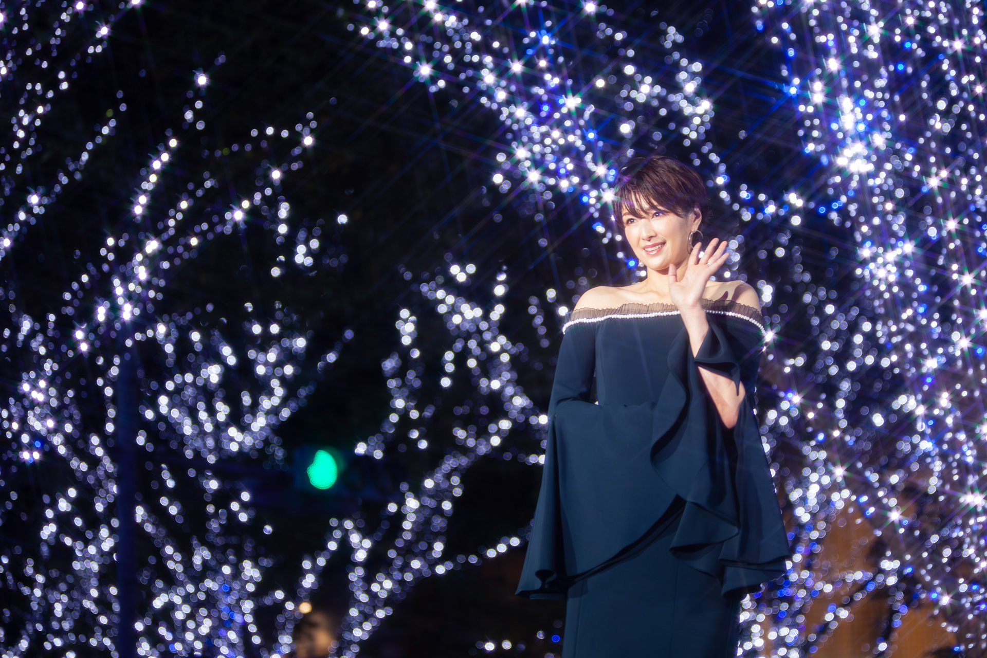 紺色のオフショルダードレスで現れた吉瀬美智子さん