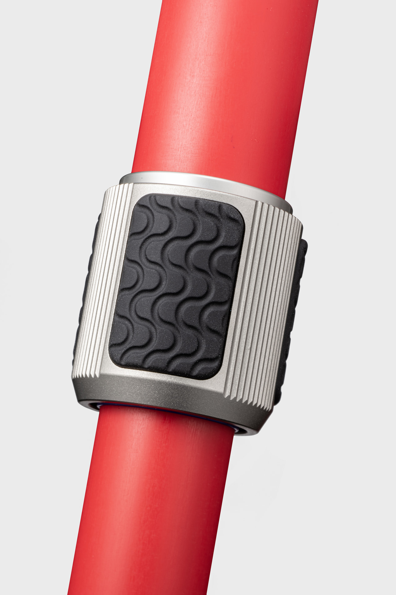 接合部から水が侵入しにくい構造になっていて、メンテナンスしやすい。ロック部分に備わる波模様のマットは、ぬれた状態でもグリップが効いて操作しやすい