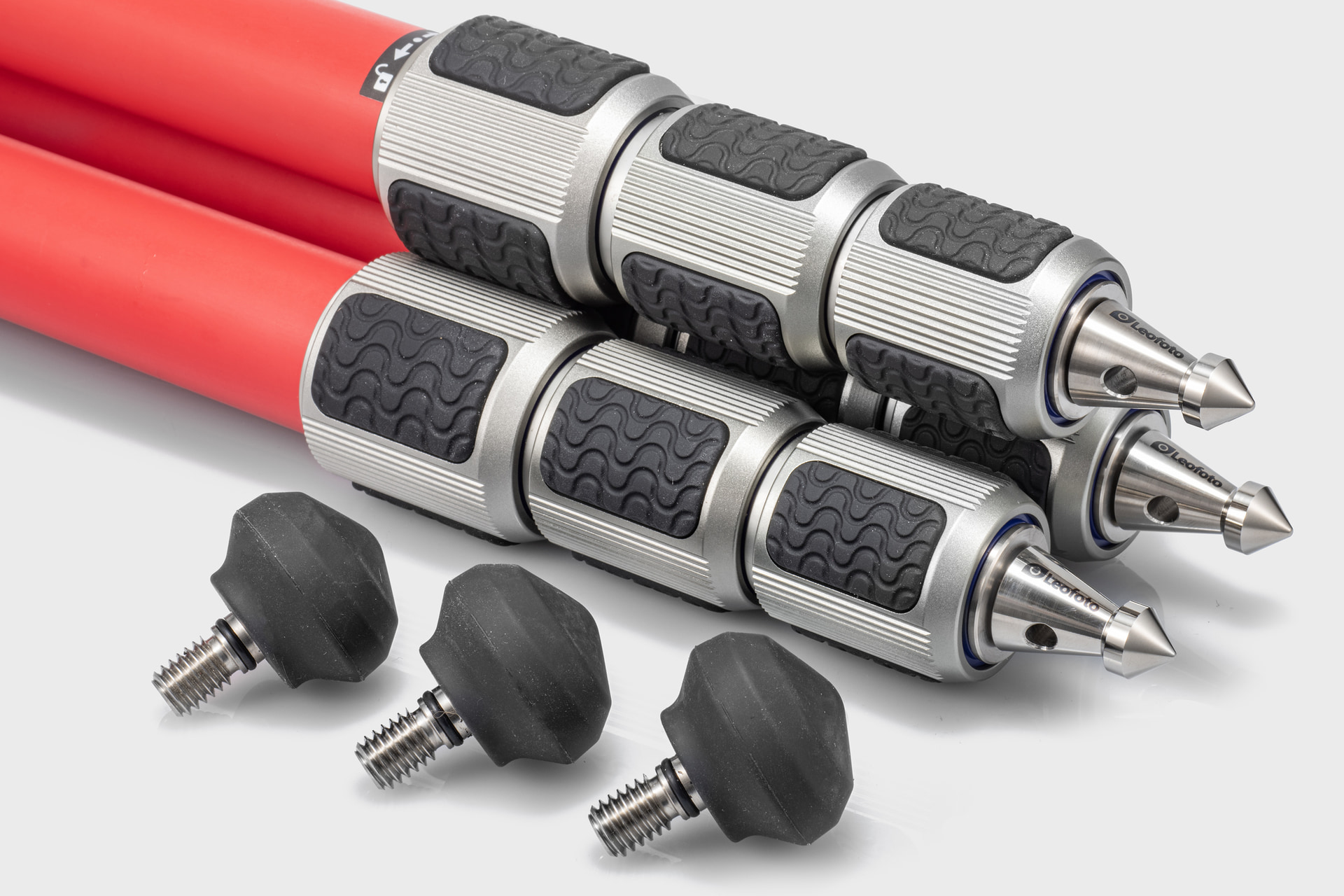 石突は通常のゴムタイプから、付属のスパイク石突に換装可能。さまざまなロケーションで安定した設置が可能だ