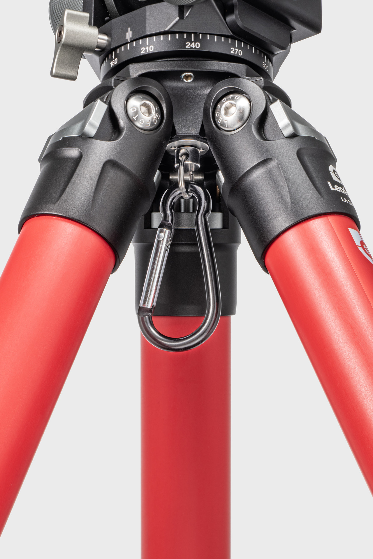 本体底面と側面には1/4インチネジ（細ネジ）の穴が設けられている。付属のカラビナを装着して重し代わりにバッグなどが取り付けられるほか、各種アクセサリーも装着できる