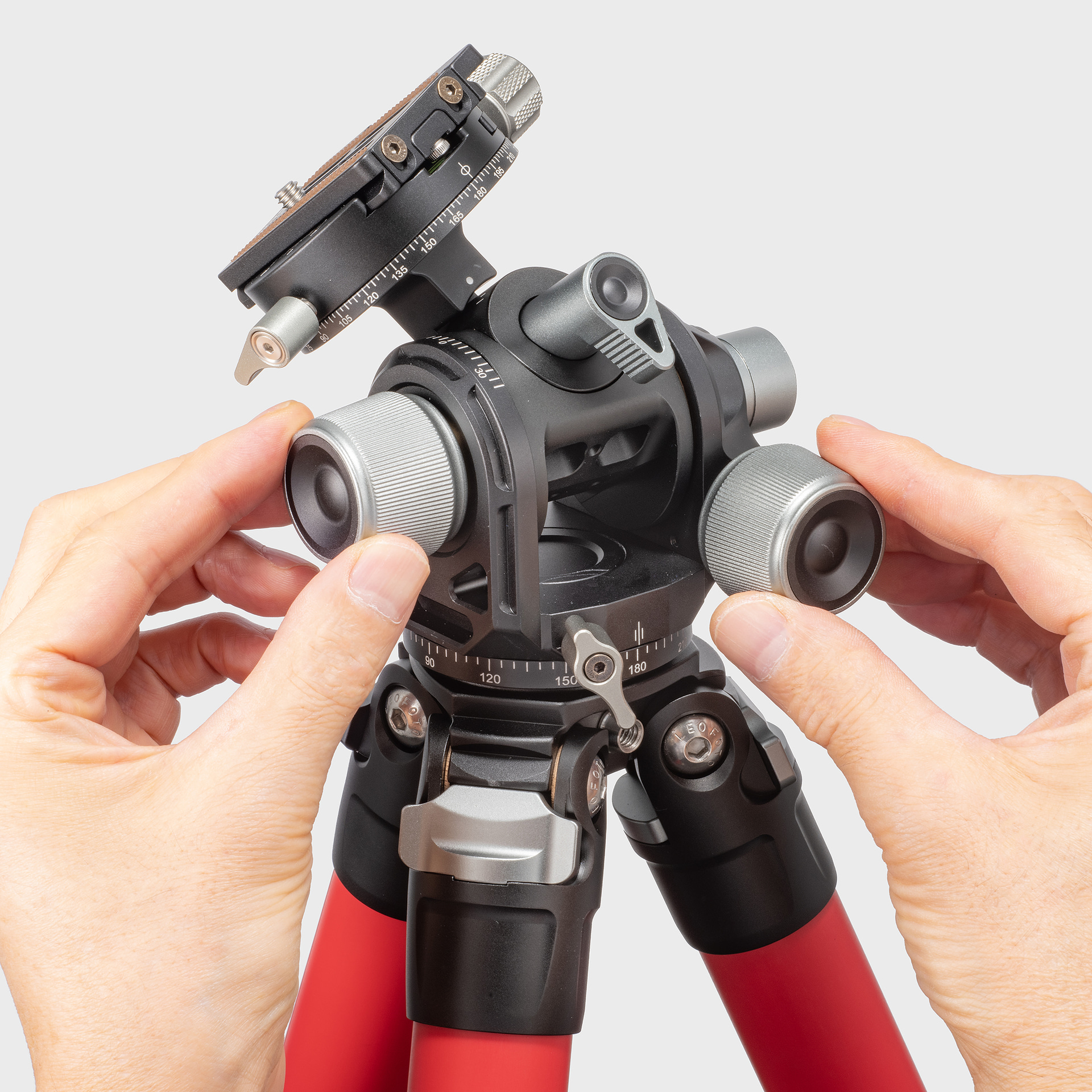 ギア雲台のG4は、ノブを操作して上下と左右方向のチルト調整が可能。大きくアングル変更したいときは、レバーを操作することで一気に角度調整もできる