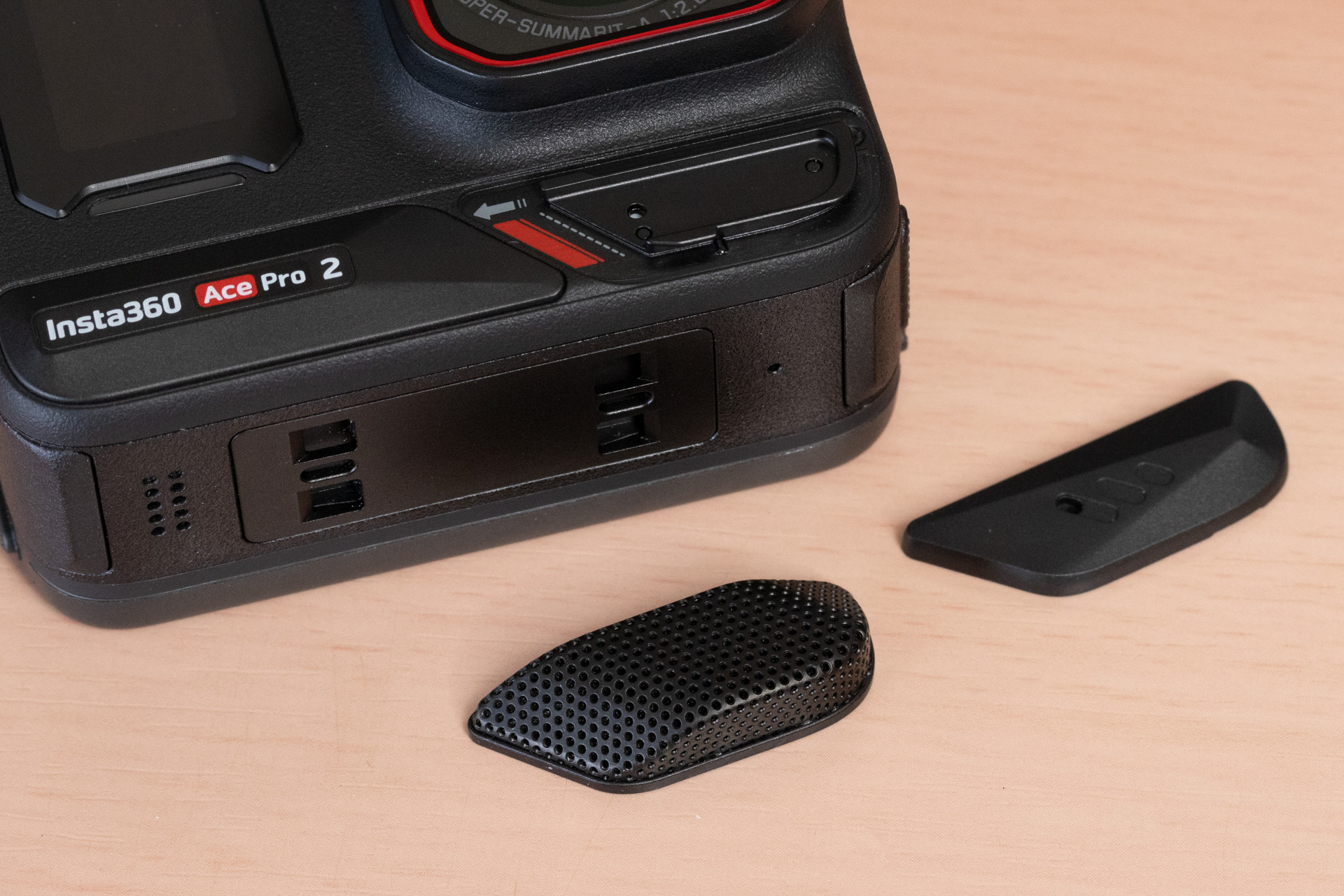 左が標準のウインドガード。右が水中用