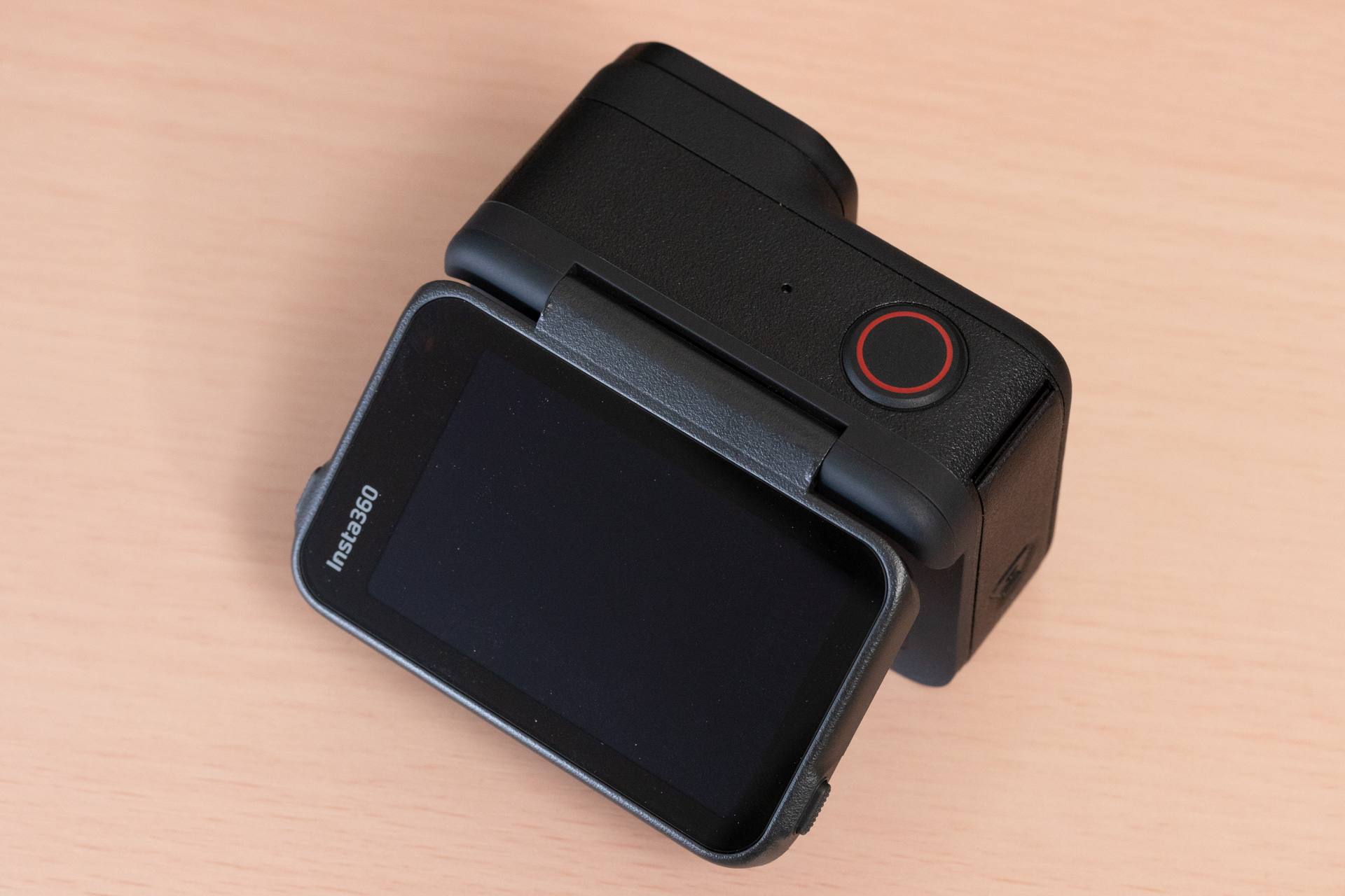 背面モニターは可動式