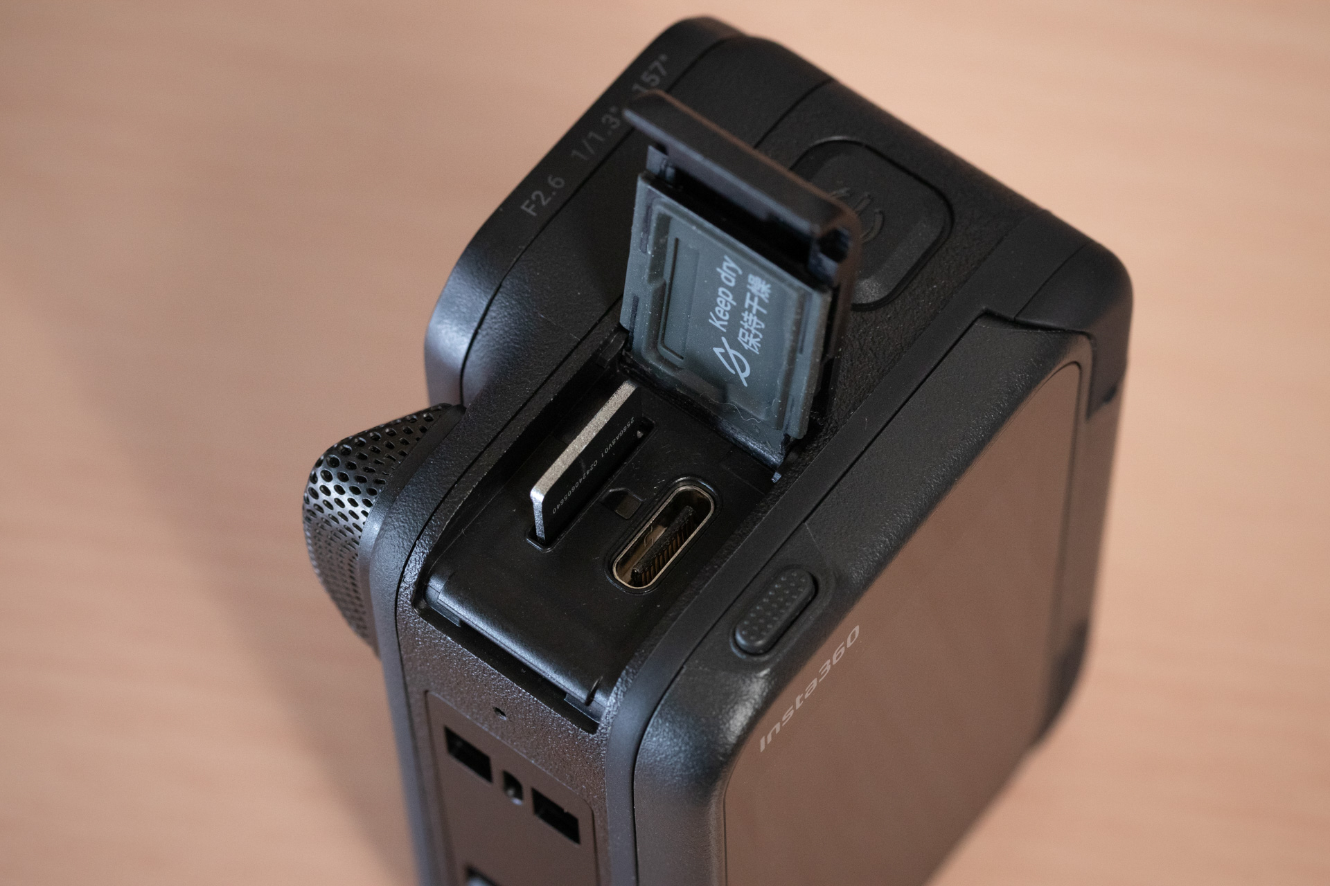 記録メディアはmicroSDカード