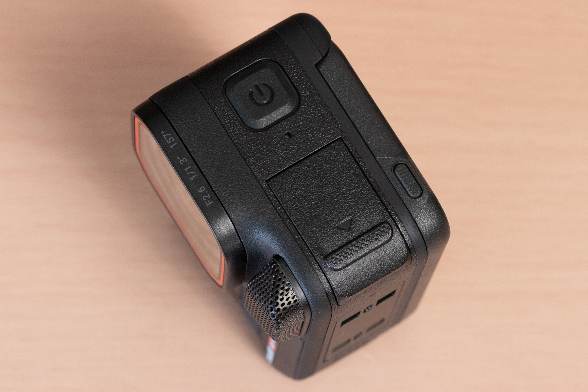 側面に電源ボタン