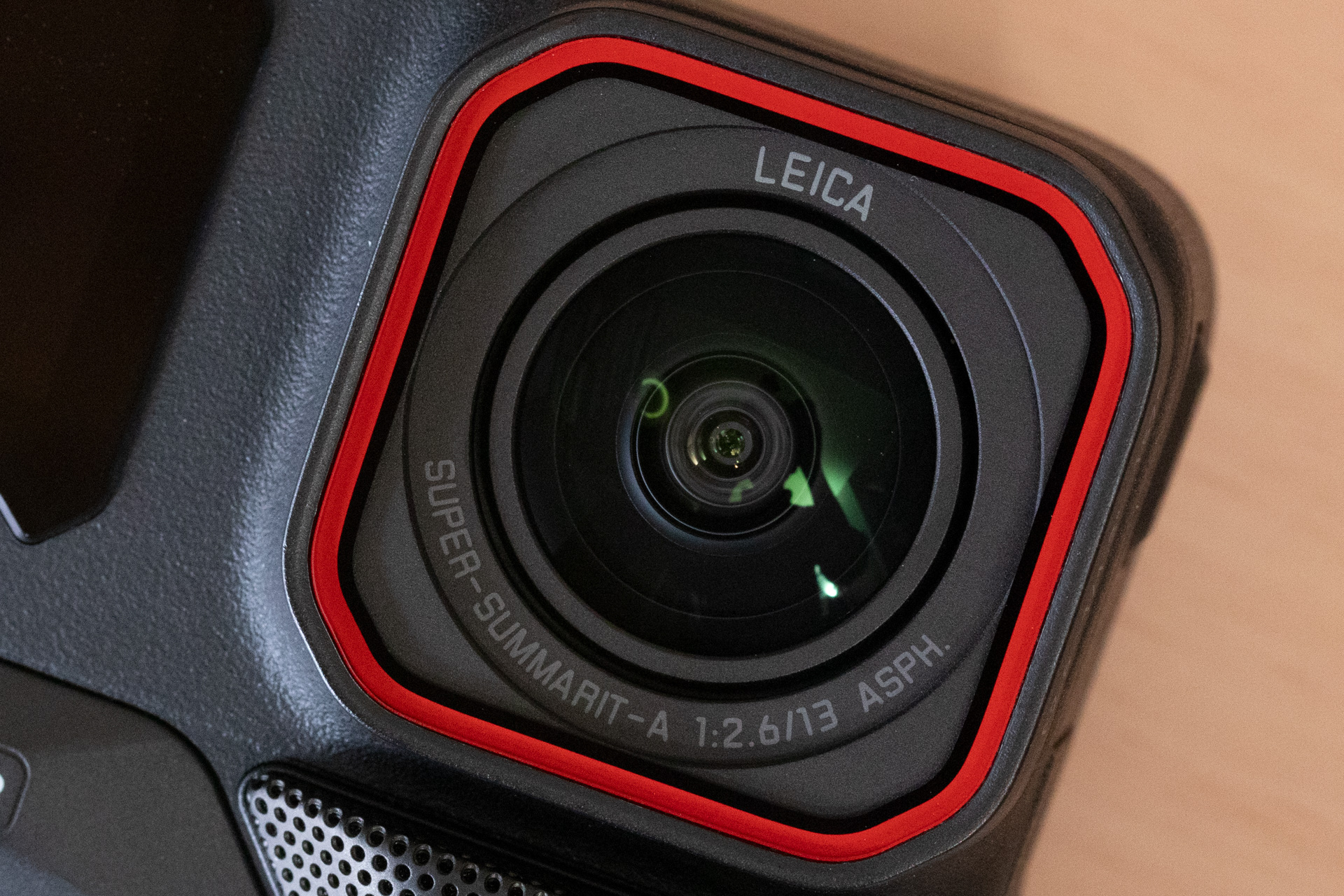 レンズには保護ガラスが装着されている