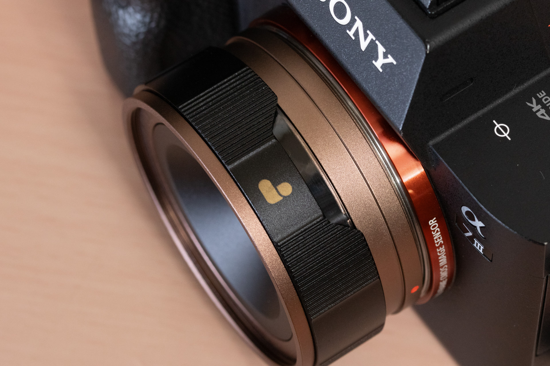 遮光リングの一部に切り欠きがあり、ここから光が入る