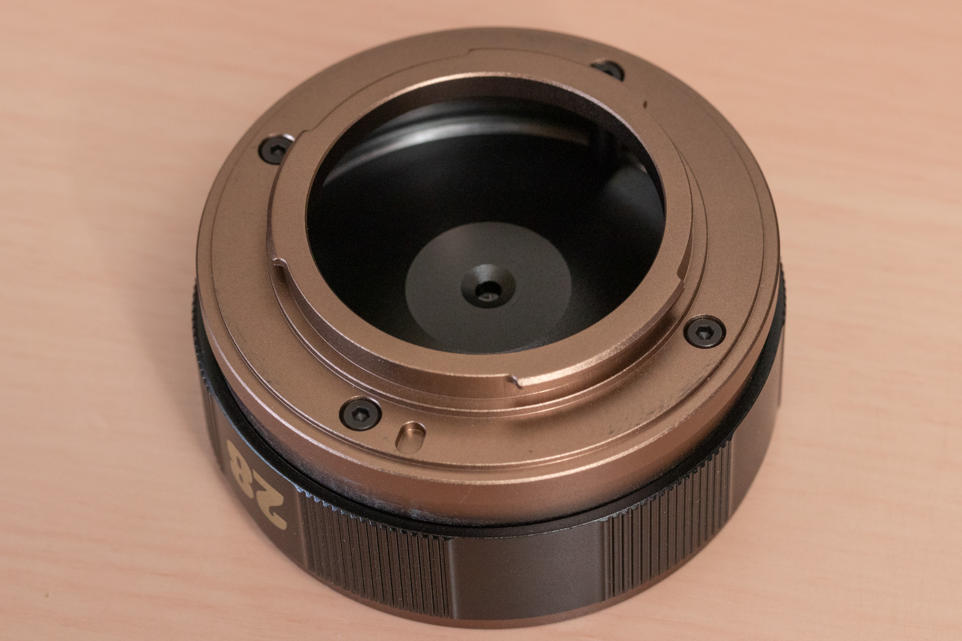 マウントも金属製のようだ。電子接点は無い