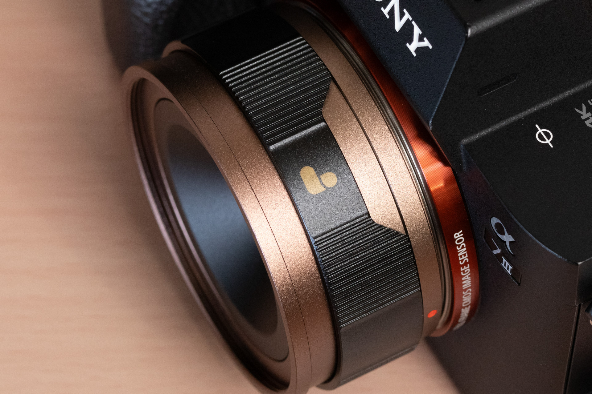 遮光リングを手前に引いて閉じると光線漏れは起きない