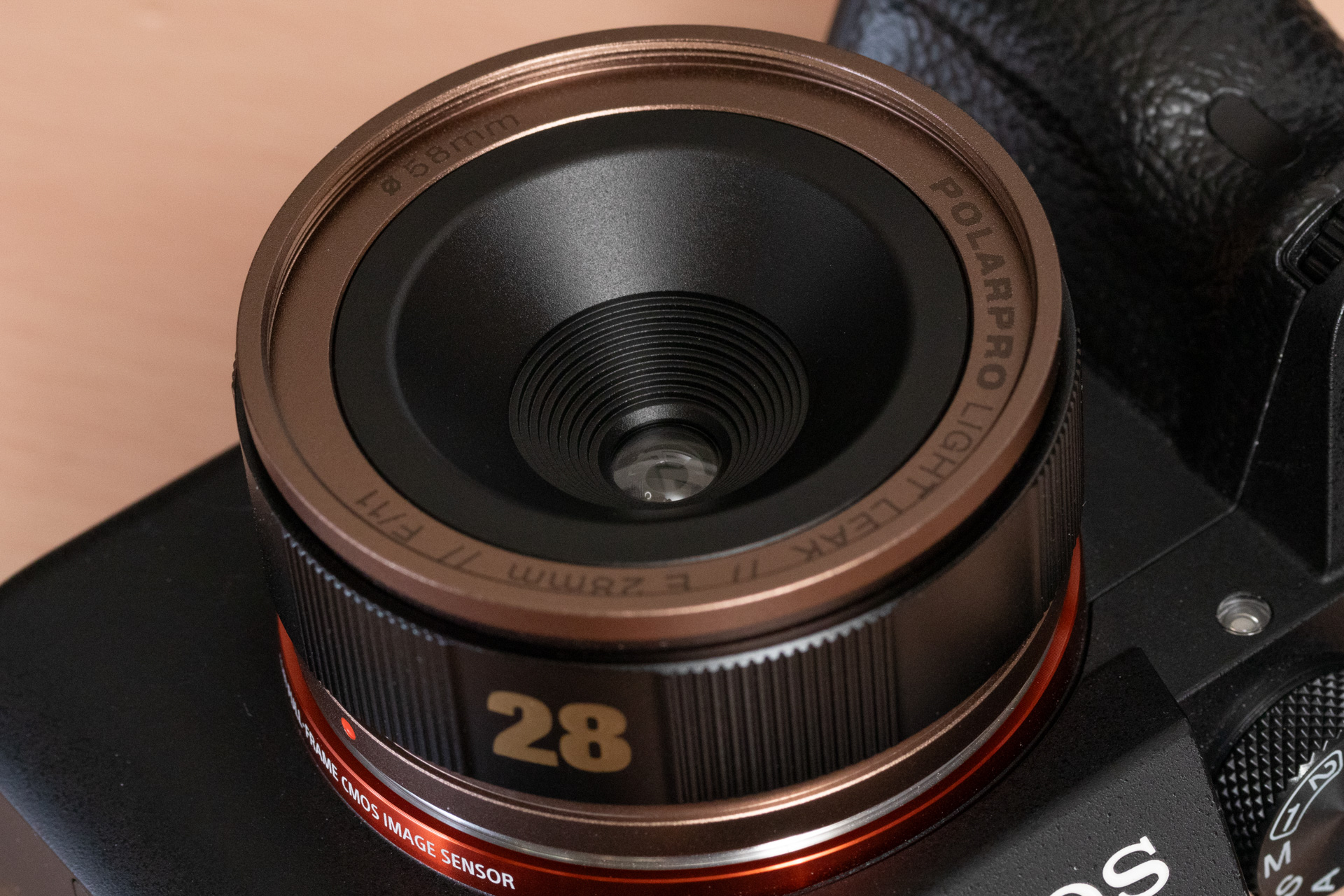 前から見るとすり鉢状になっている。フィルター径は58mm