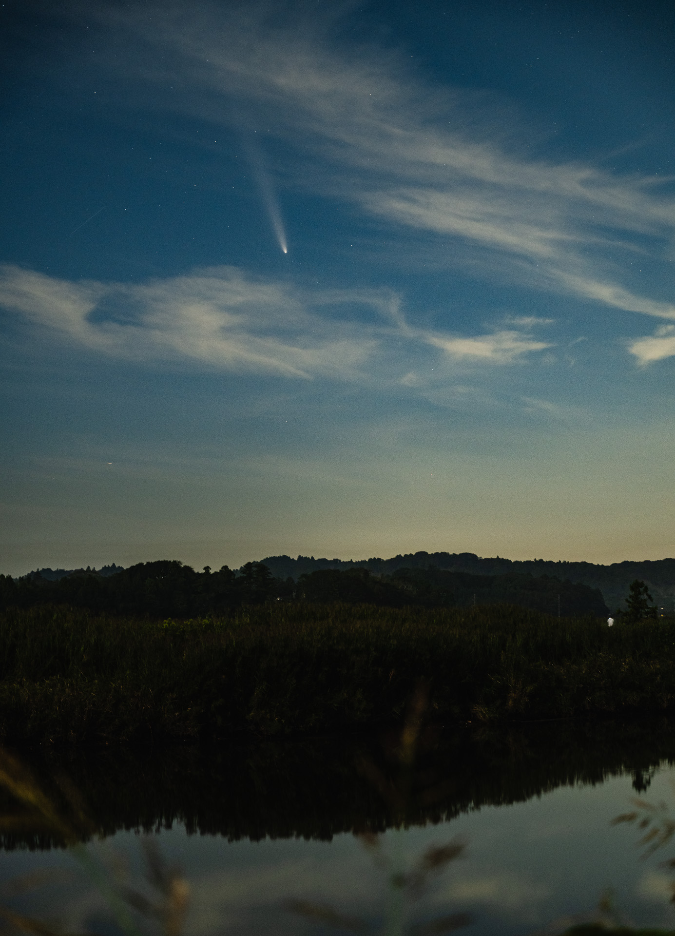 みんな紫金山アトラス彗星は見たかな！ いかにもほうき星という言葉通りにしっかりと尾をひいている姿が見られたよね。この写真はニコン Z8で撮影したんだけど、付近にいた人がiPhoneでも写ったって喜んでた。驚きだね！ 天気に恵まれず、何日も続けて見ることができなかったのが残念だけど。僕も写真を撮るだけじゃなくて、双眼鏡と肉眼でしっかりと楽しみましたよ！