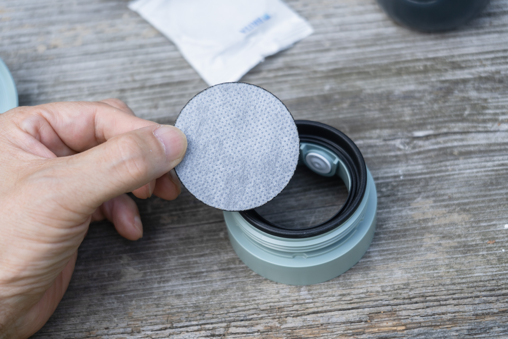 アマゾンではボトル＋フィルター（カートリッジ）1個のセットで販売しています。島忠ホームズではセールだからなのかボトル＋フィルター（カートリッジ）2個での販売でした