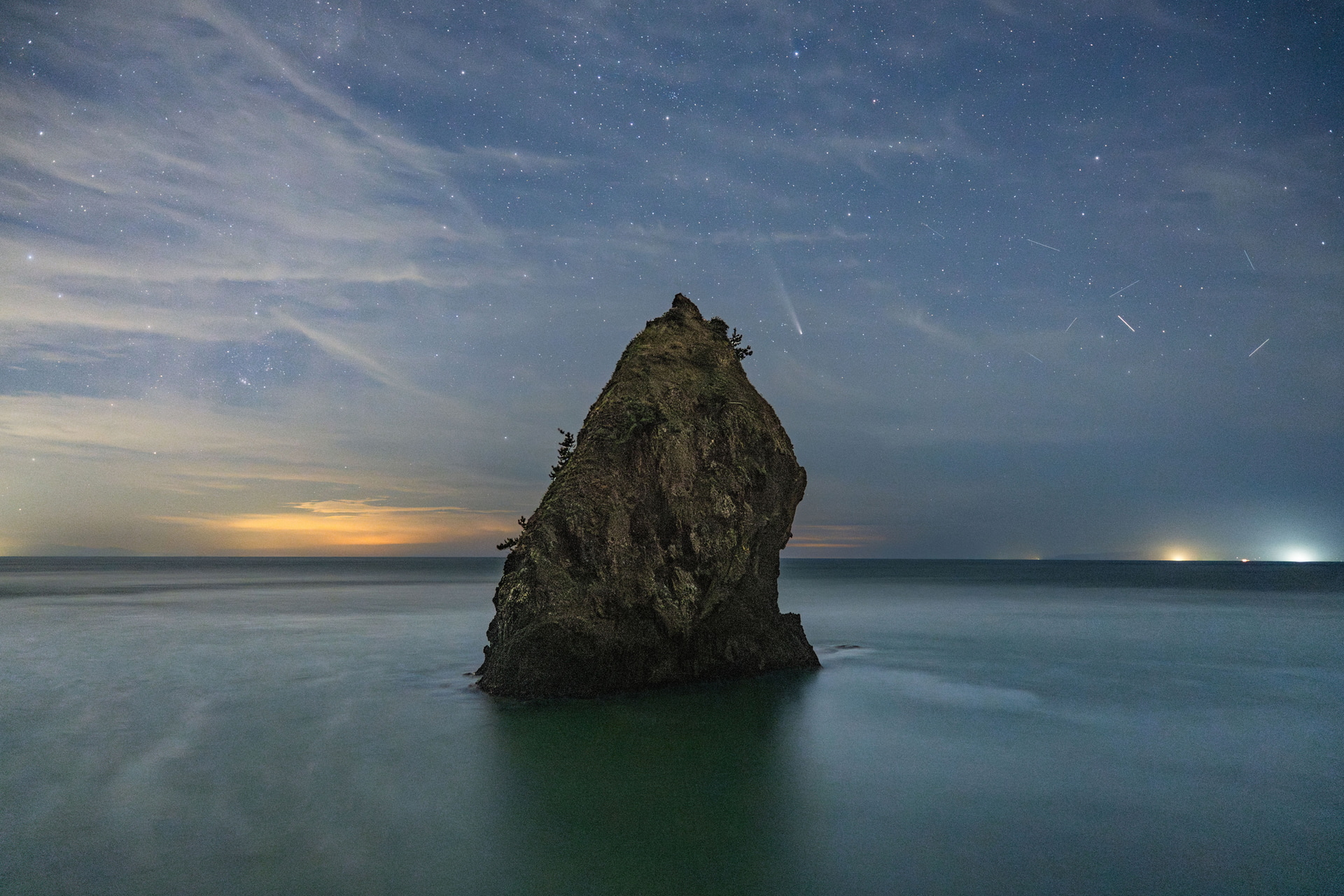 <span class="fnt-85">ソニー α7R V／24mm／マニュアル露出（F2.8、8秒）／ISO 6400／WB：オート</span>