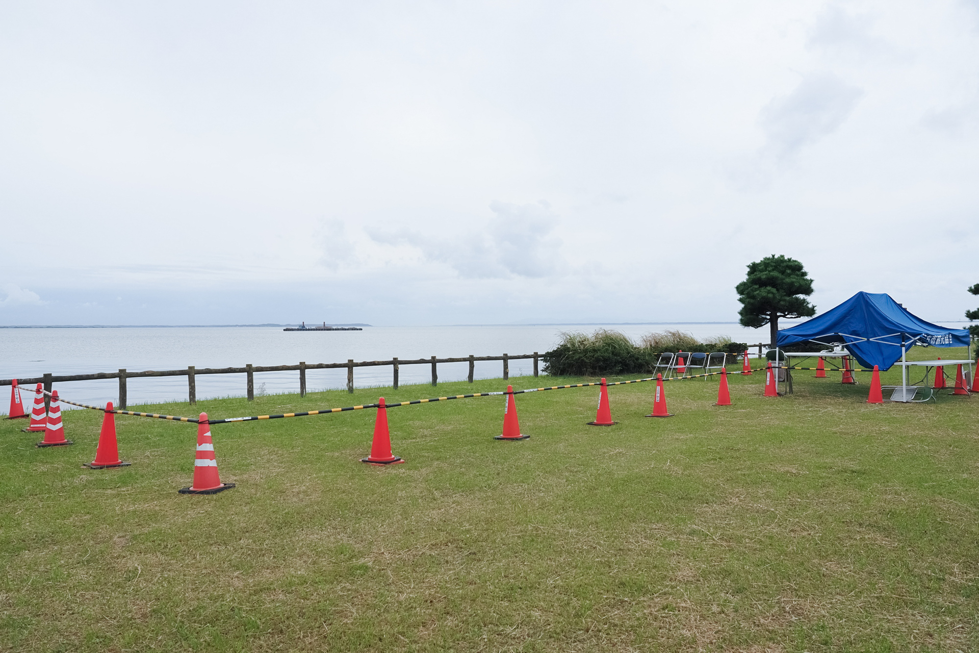 写真の中央からやや左に写る湖内の場所から花火が打ち上がる。コーンで囲われたところが私たちに用意された場所