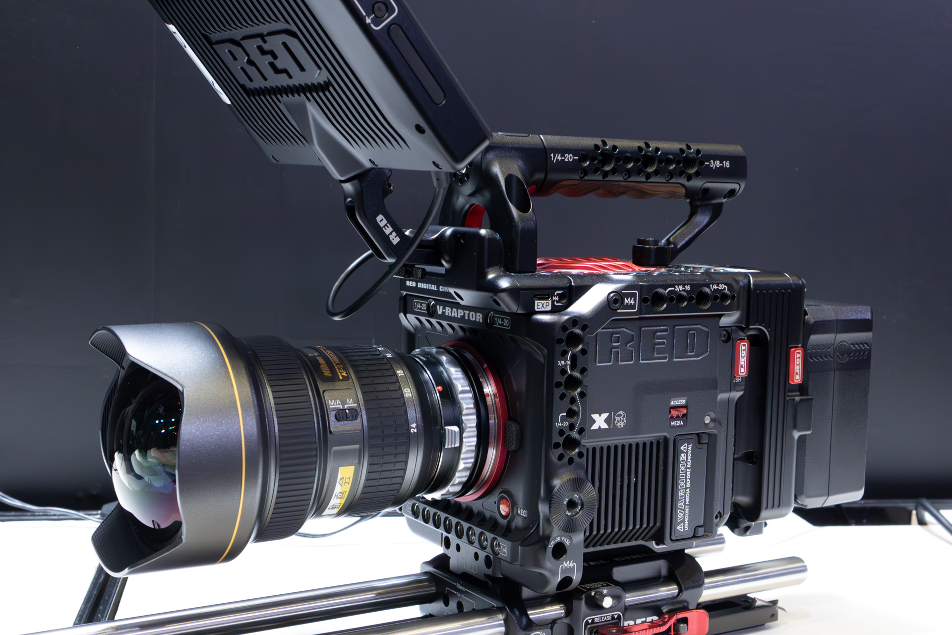 ブースにはREDのカメラにニッコールレンズを付けた展示もあった