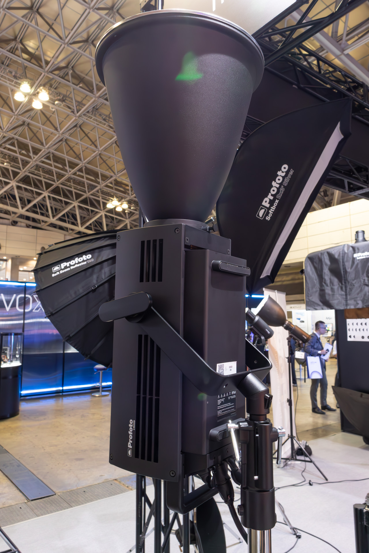 本体を支える支柱で回転させると簡単に真上に向けられる