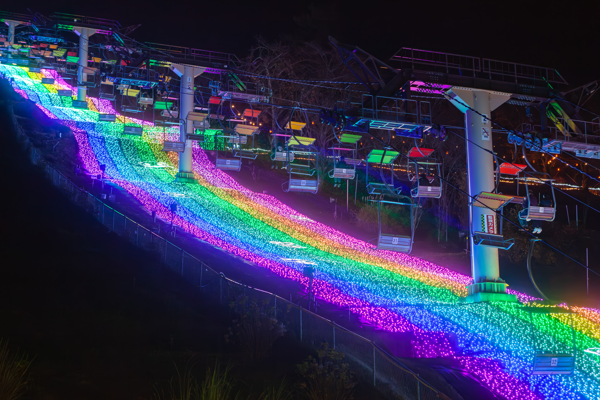 山頂エリアに向かう虹のリフト