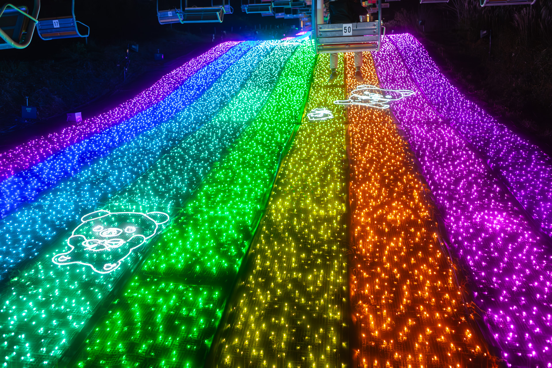 敷地の高低差を生かしたイルミネーションが楽しめる