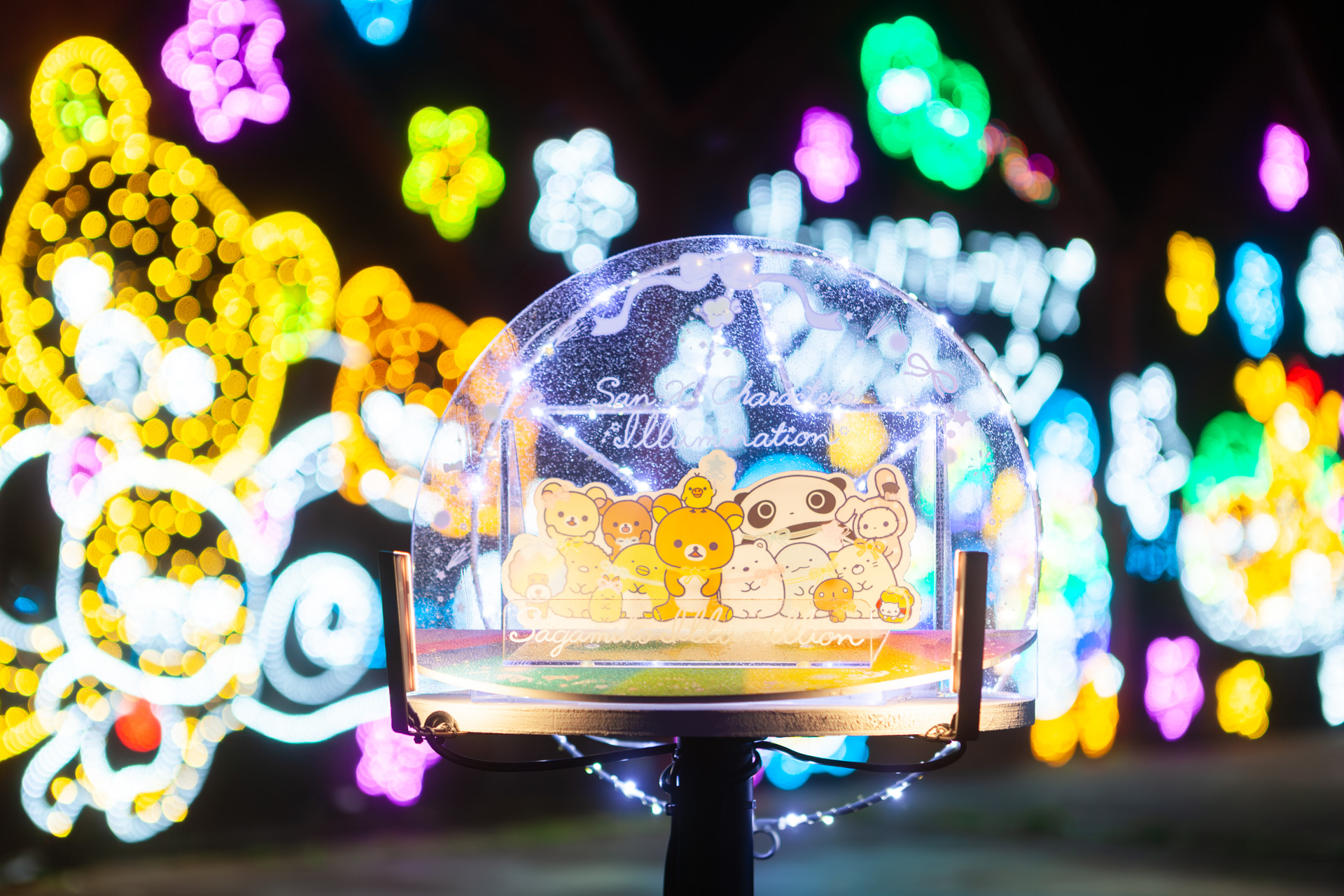 ぬいぐるみなどグッズの撮影用のスタンドが設置されていた