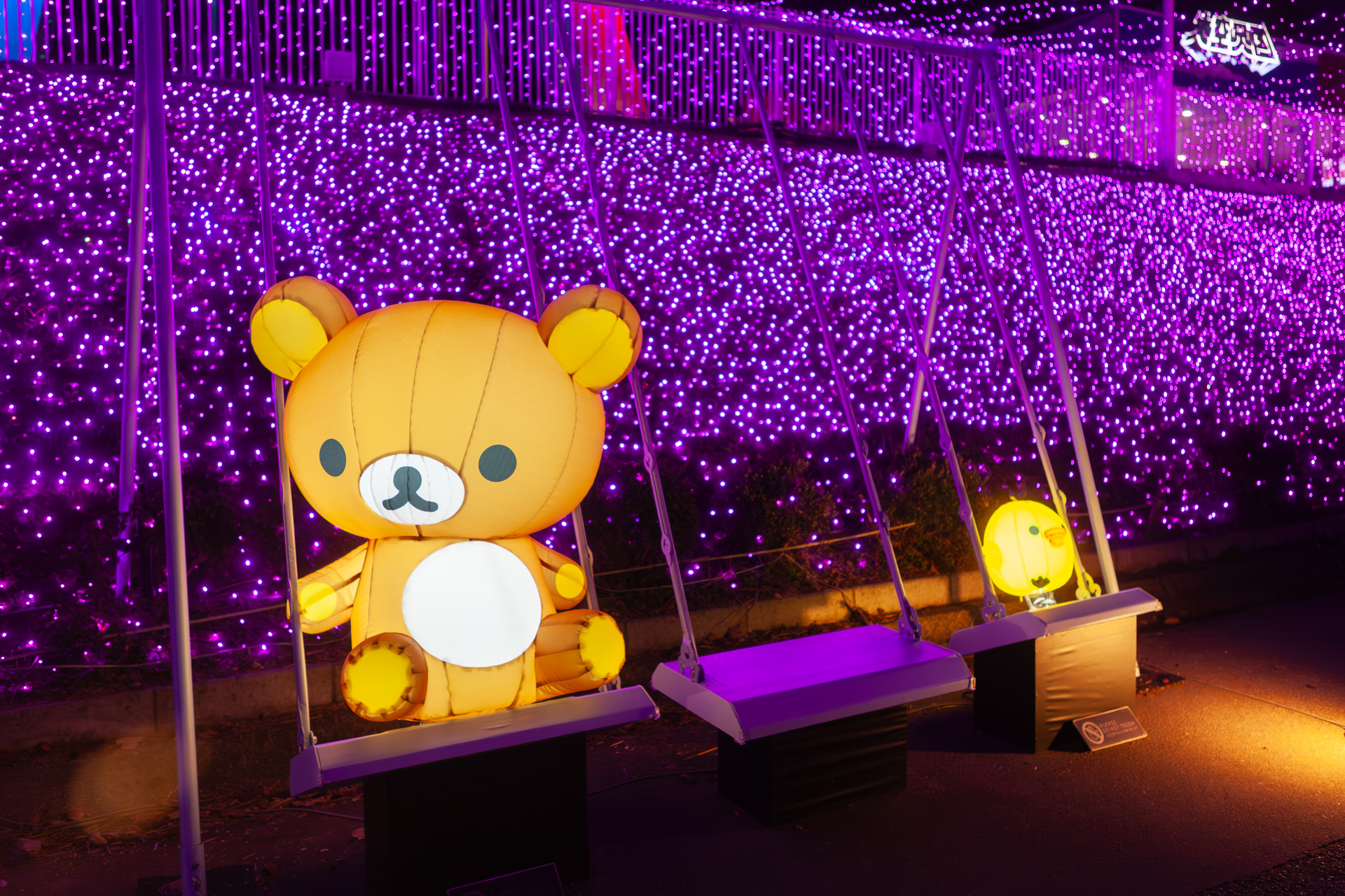 リラックマの「あなたとまどろむフォトスポット」。ブランコに座って写真が撮れる