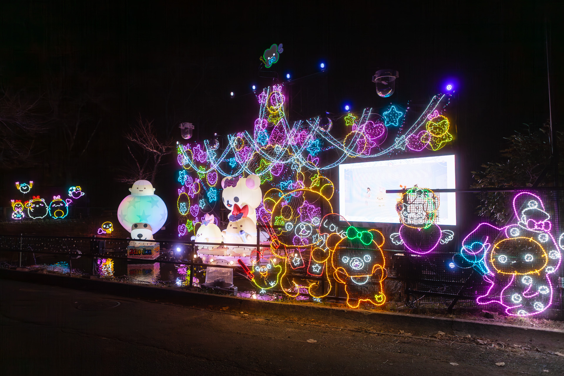 サンエックスキャラクターステージ。曲は「えびえび Everyday!!」や「ベリーぎゅっとコリラックマ」が流れる