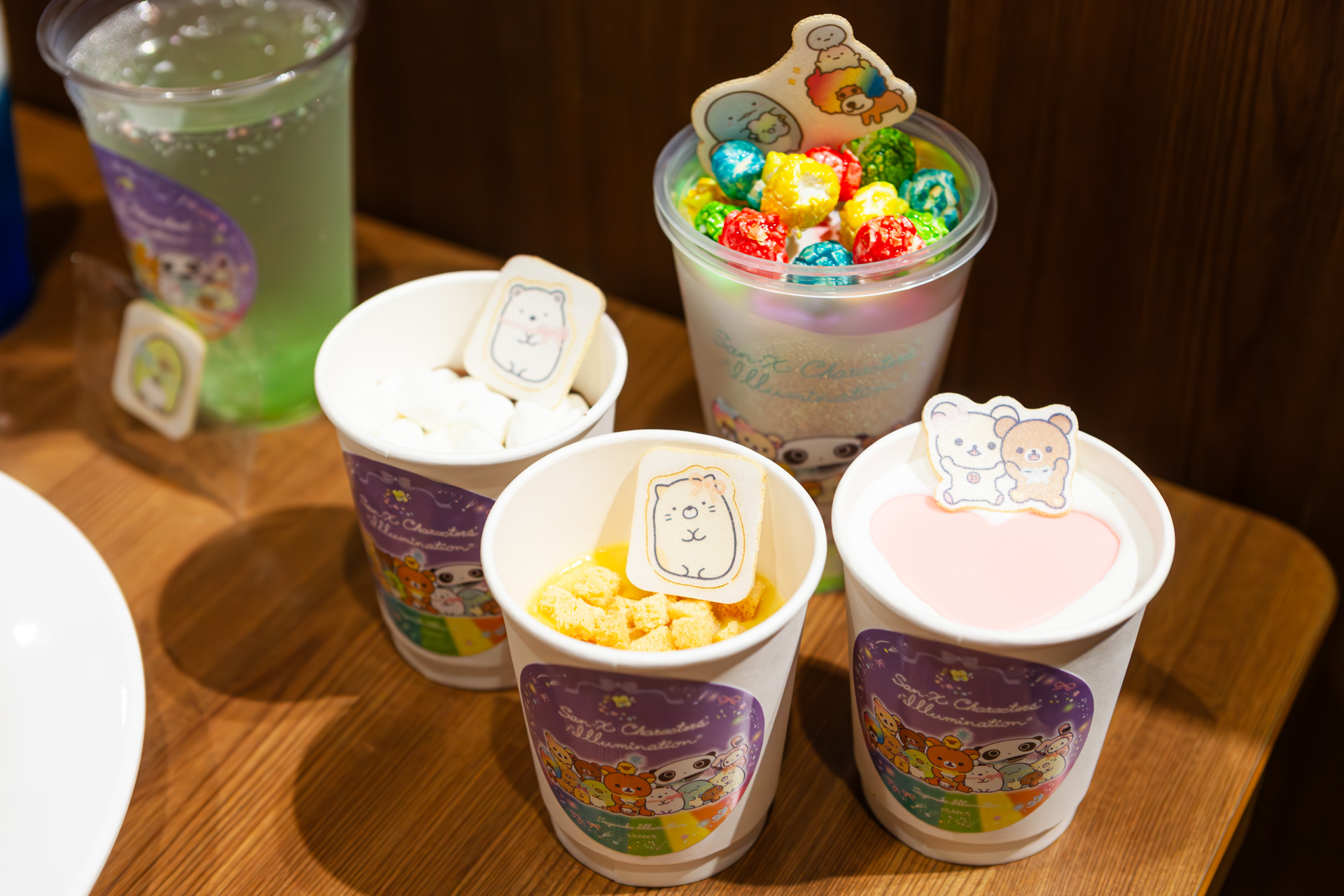 コラボドリンクとスイーツの一部