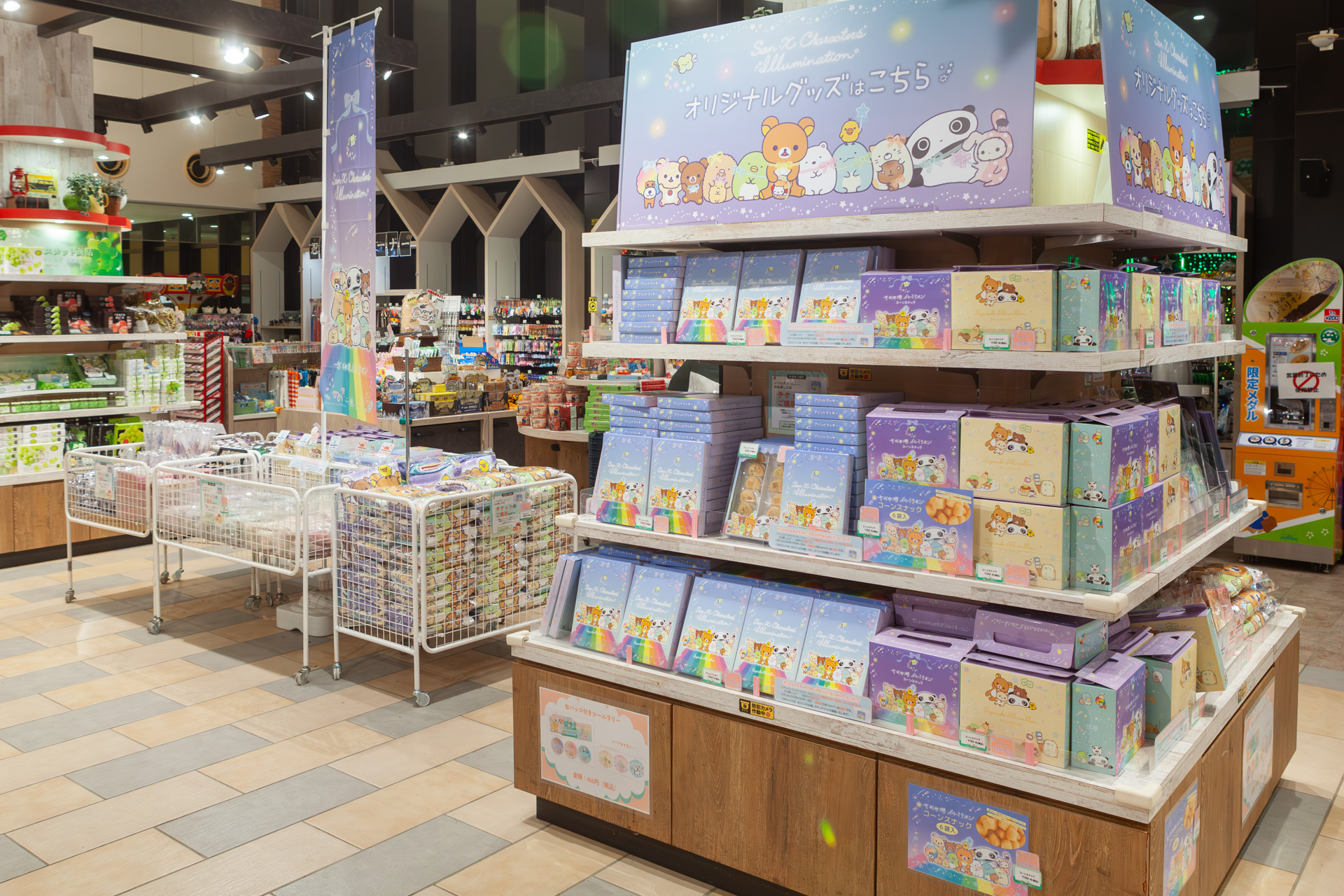 オリジナルグッズの販売コーナー。手前にあるのはコーンスナック