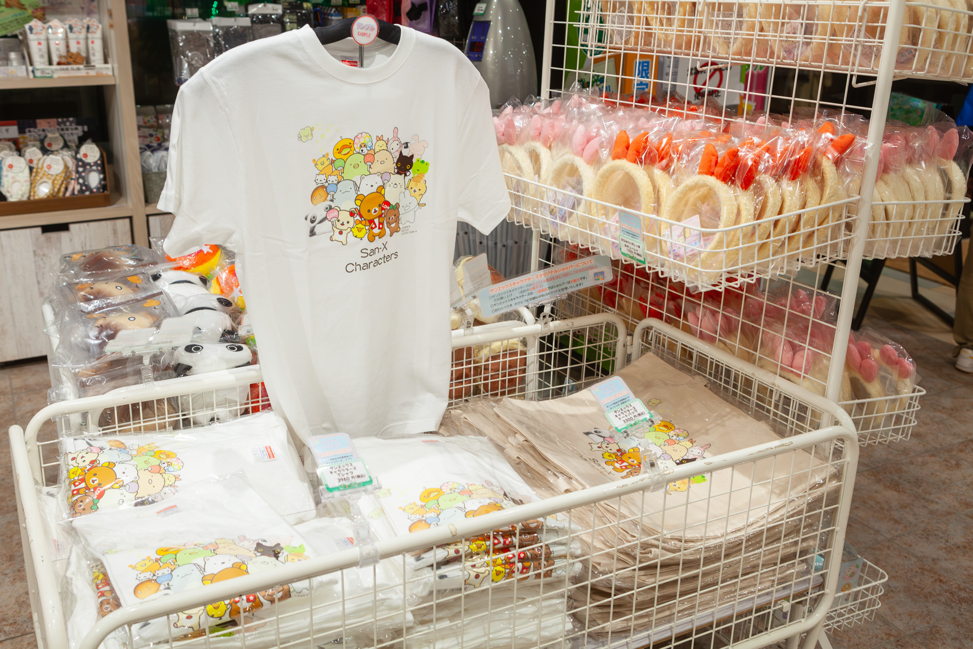 コラボ以外のグッズとしてTシャツやトートバッグ、カチューシャなども並んでいた