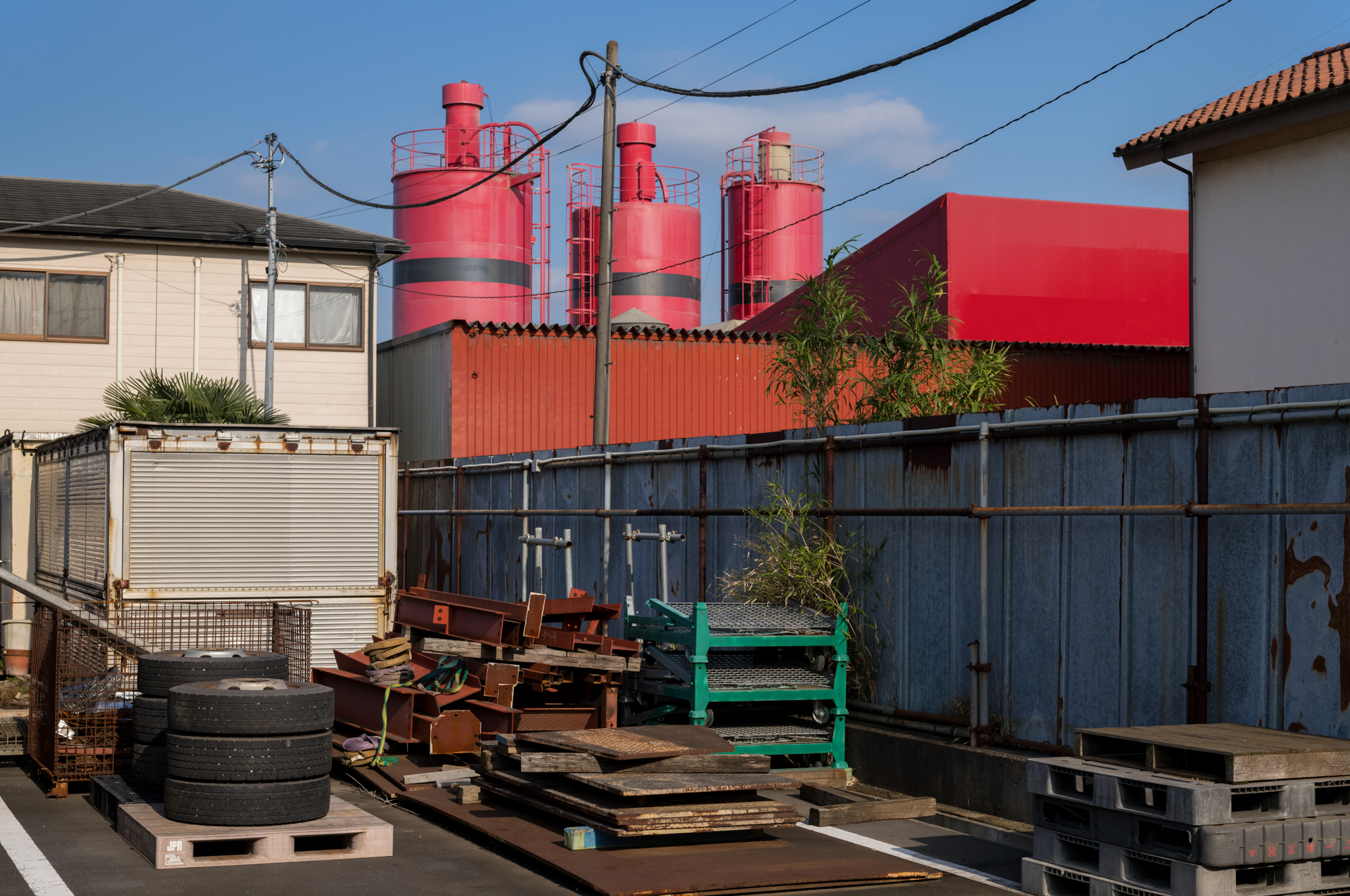 セメント工場。とにかくクリアで全画面の均質性が高い描写になります。このレンズを使うとスティーブン・ショアになれるような気がします。いえ、気がするだけです。<br><span class="fnt-85">ライカM11-P／APO-LANTHAR 50mm F3.5 VM／絞り優先AE（1/1,600秒、F8.0、−0.7EV）／ISO 400</span>