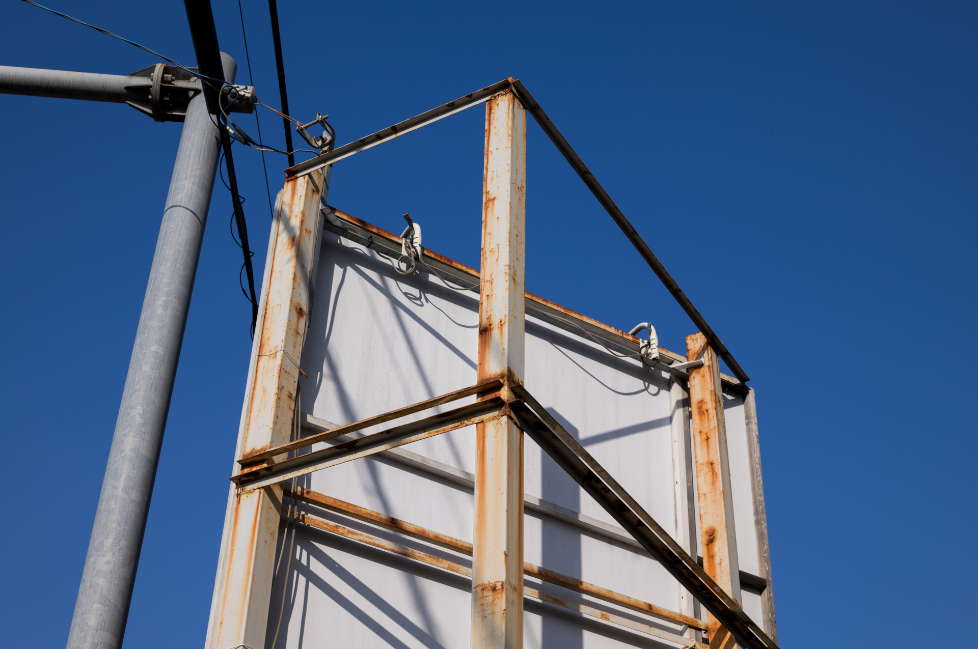 古いレンズで撮影すると情緒が期待できるのですが、本レンズは真実が写るだけであります。ディテールの描写の確認をしようと拡大すると、ずっと眺めていられるほど感激します。<br><span class="fnt-85">ライカM11-P／APO-LANTHAR 50mm F3.5 VM／マニュアル露出（1/250秒、F8.0、−0.7EV）／ISO 64</span>