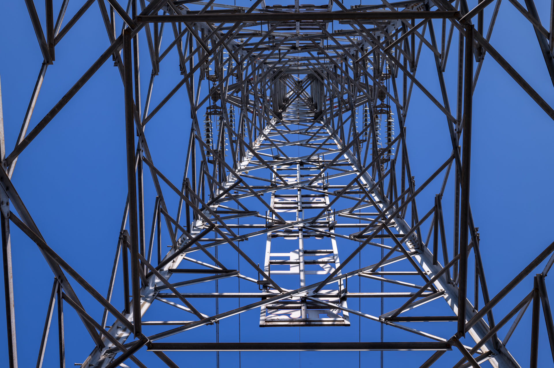 鉄塔を下から。こういう被写体はやはり高性能レンズで狙いたいです。優れた描写です。歪曲収差もよく抑えられています<br><span class="fnt-85">ライカM11-P／APO-LANTHAR 50mm F3.5 VM／絞り優先AE（1/125秒、F8.0、−0.7EV）／ISO 64</span>