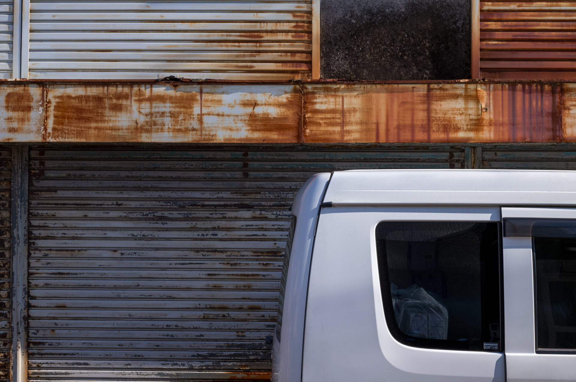 人工物だけの画面構成の場合は情緒の強いレンズだと逆に合わない場合があり。本レンズが適任ですね。<br><span class="fnt-85">ライカM11-P／APO-LANTHAR 50mm F3.5 VM／マニュアル露出（1/1,000秒、F8.0、−0.7EV）／ISO 200</span>