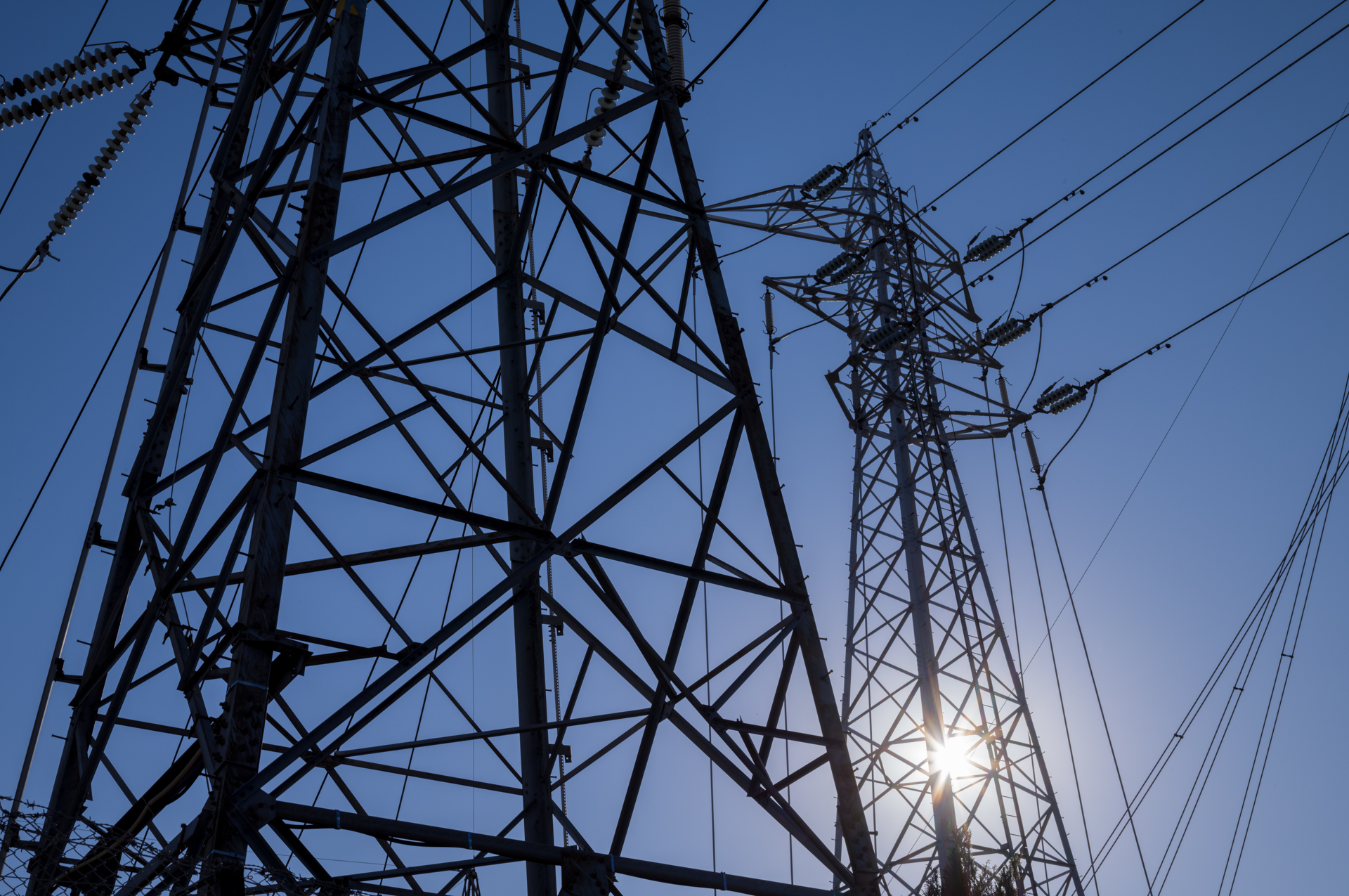 鉄塔好きとしてはどうしても太陽とか画面に入れたくなるわけです。でもこの季節の低い位置ですとつまらないですね。ハレーションもゴーストも逆光の性能低下もないし。<br><span class="fnt-85">ライカM11-P／APO-LANTHAR 50mm F3.5 VM／絞り優先AE（1/180秒、F16、±0.0EV）／ISO 64</span>