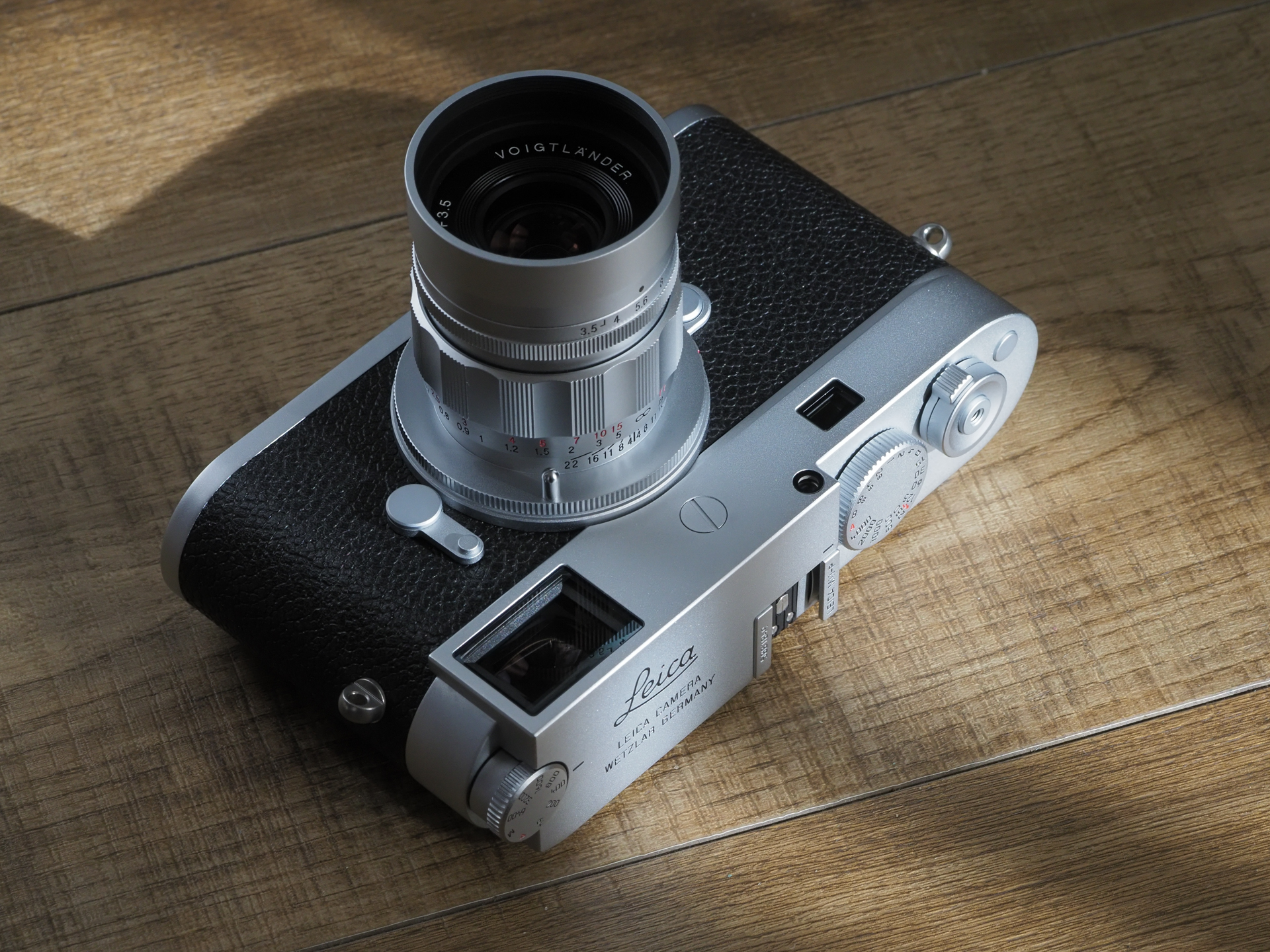 レンズは細身なのですが、ライカM11-Pの存在感に負けていないデザインなのはいいですね。カメラボディもレンズも外装は真ちゅう製なんで親和性もいいわけです。