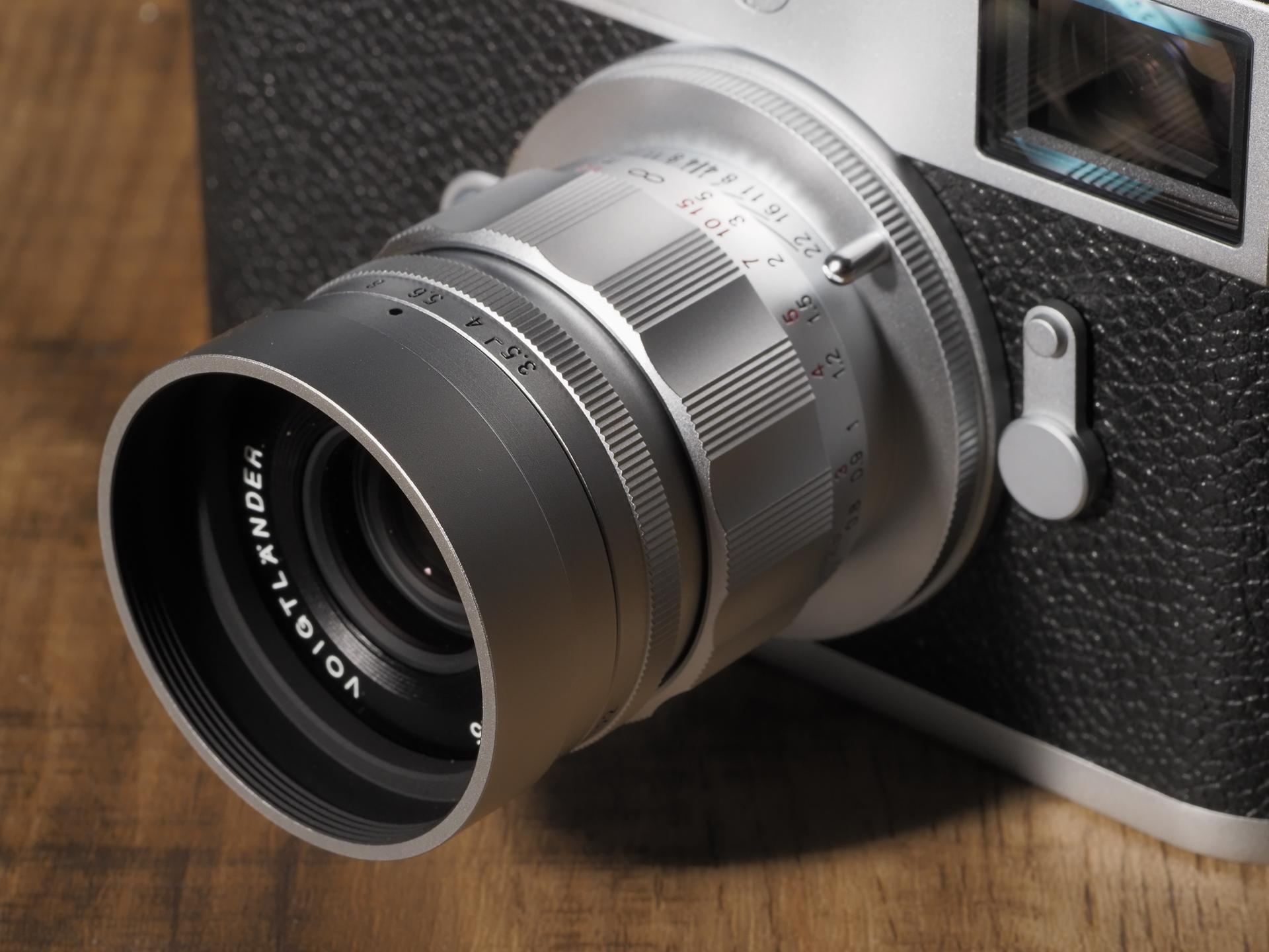 鏡筒のデザインには既視感があるのですが思い出せないんですよね。なんでしょう。エルマー90mm F4のトリプレットのモデルのフォーカスリングとか。