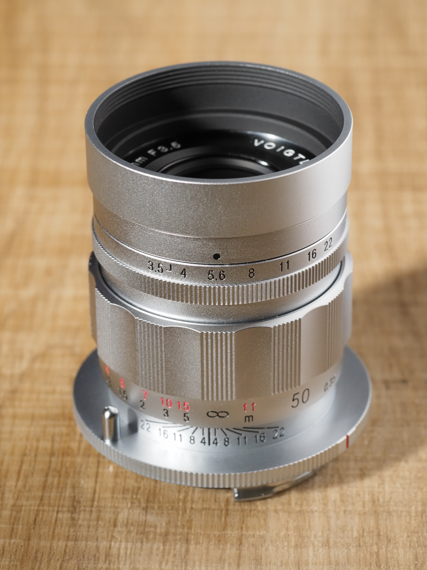 スペックは同じなのに質量が変わるのは、塗装やメッキの仕上げのために真ちゅうやアルミなど素材を変えているからですが、こんなバカげたことをやるのはライカとコシナだけです（思いっ切り褒めてます）。