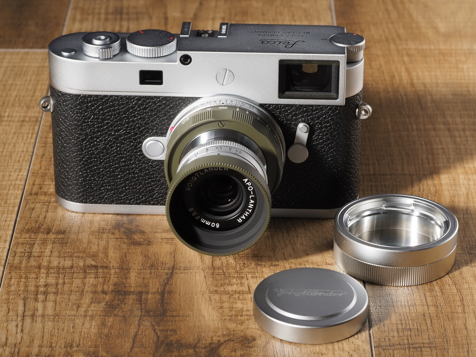 12月に発売されるAPO-LANTHAR 50mm F3.5 VM Limitedのオリーブモデルです。コシナがフォクトレンダーブランドの製品を開発してから25年という記念モデルです。レンズキャップも、リアキャップも真ちゅう製です。ものすごく重たいです。