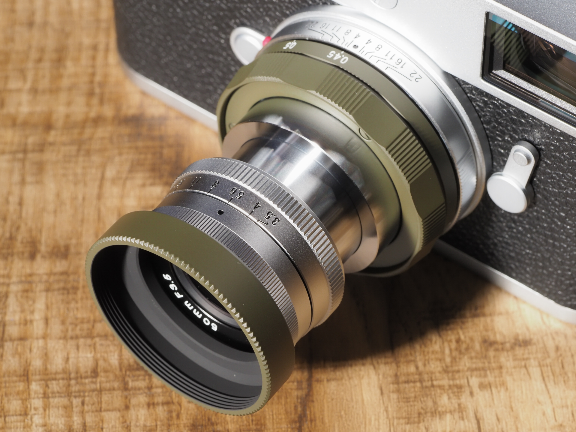 重たいですが、Limitedは存在感あります。こちらはType Iの仕様ですから最短撮影距離は0.45mです。一眼レフの50mm標準レンズと同じ最短撮影距離ですね。