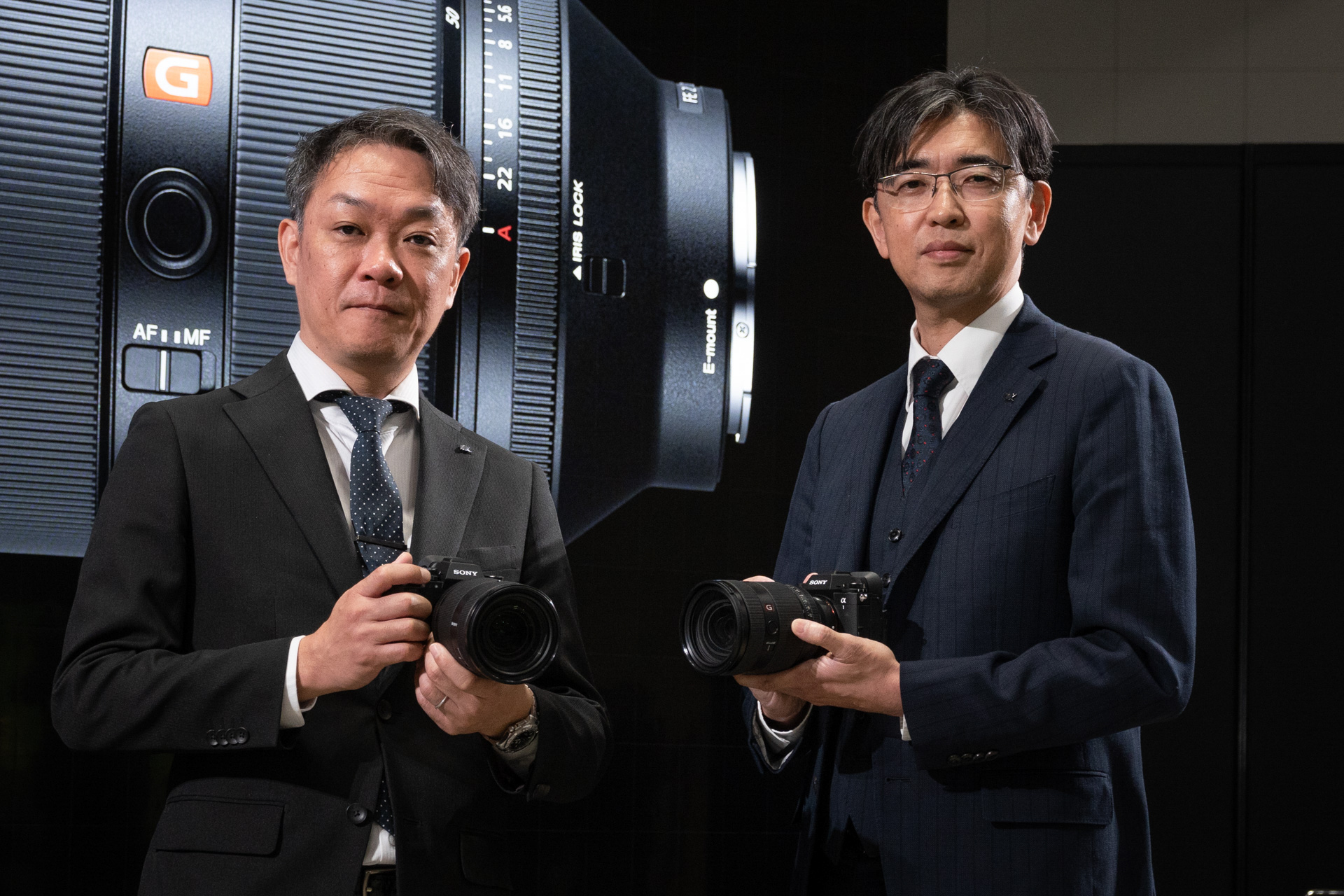 プレゼンを行ったソニー レンズテクノロジー&システム事業部長の岸政典氏（右）とソニーマーケティング プロダクツビジネス本部 デジタルイメージングビジネス部 統括部長の岡祐介氏（左）