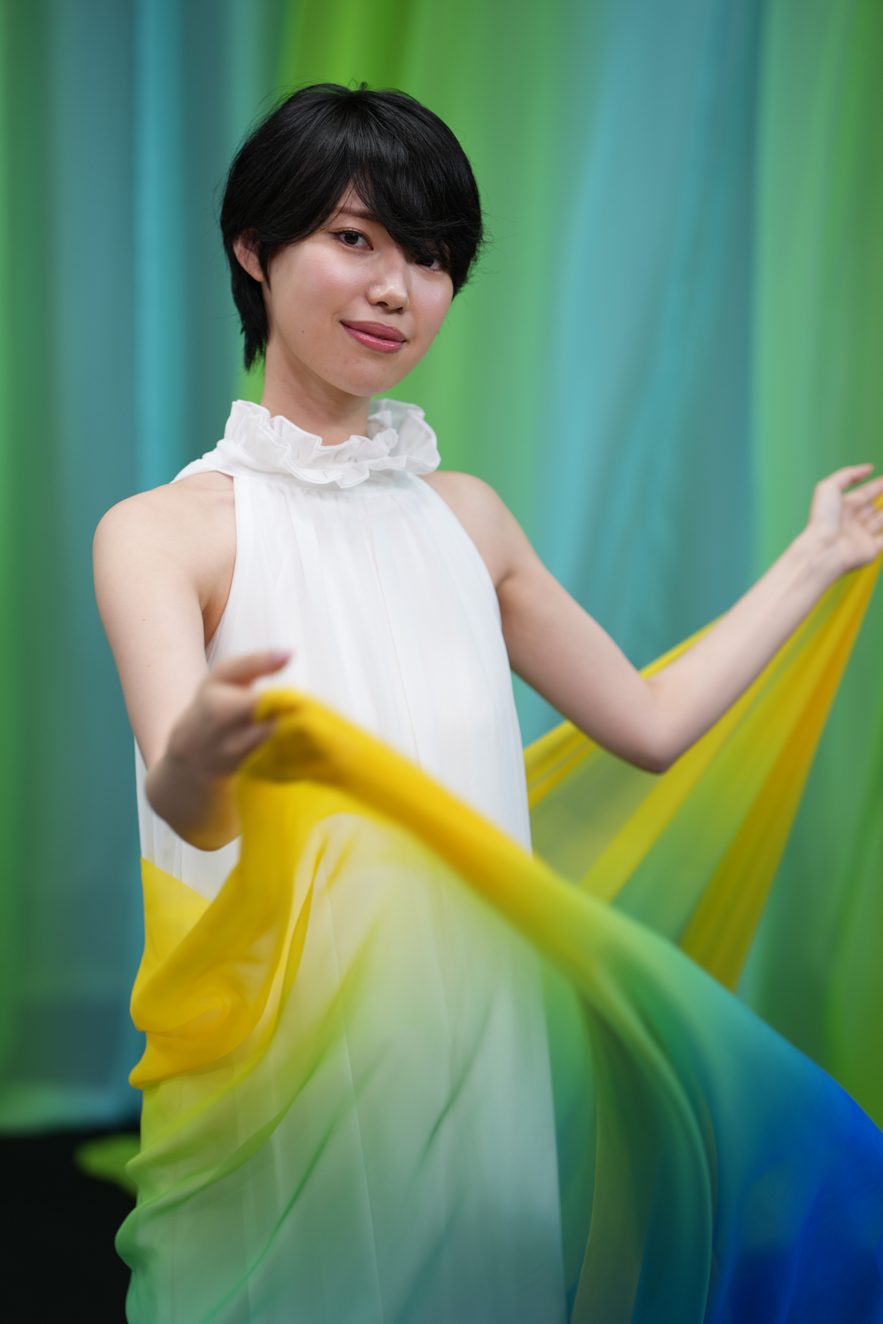 モデルが動いている状態で撮影しているが、ピントが合った瞳部分はしっかり解像している<br>α1 II／FE 28-70mm F2 GM／70mm／マニュアル露出（1/320秒・F2.0）／ISO 100