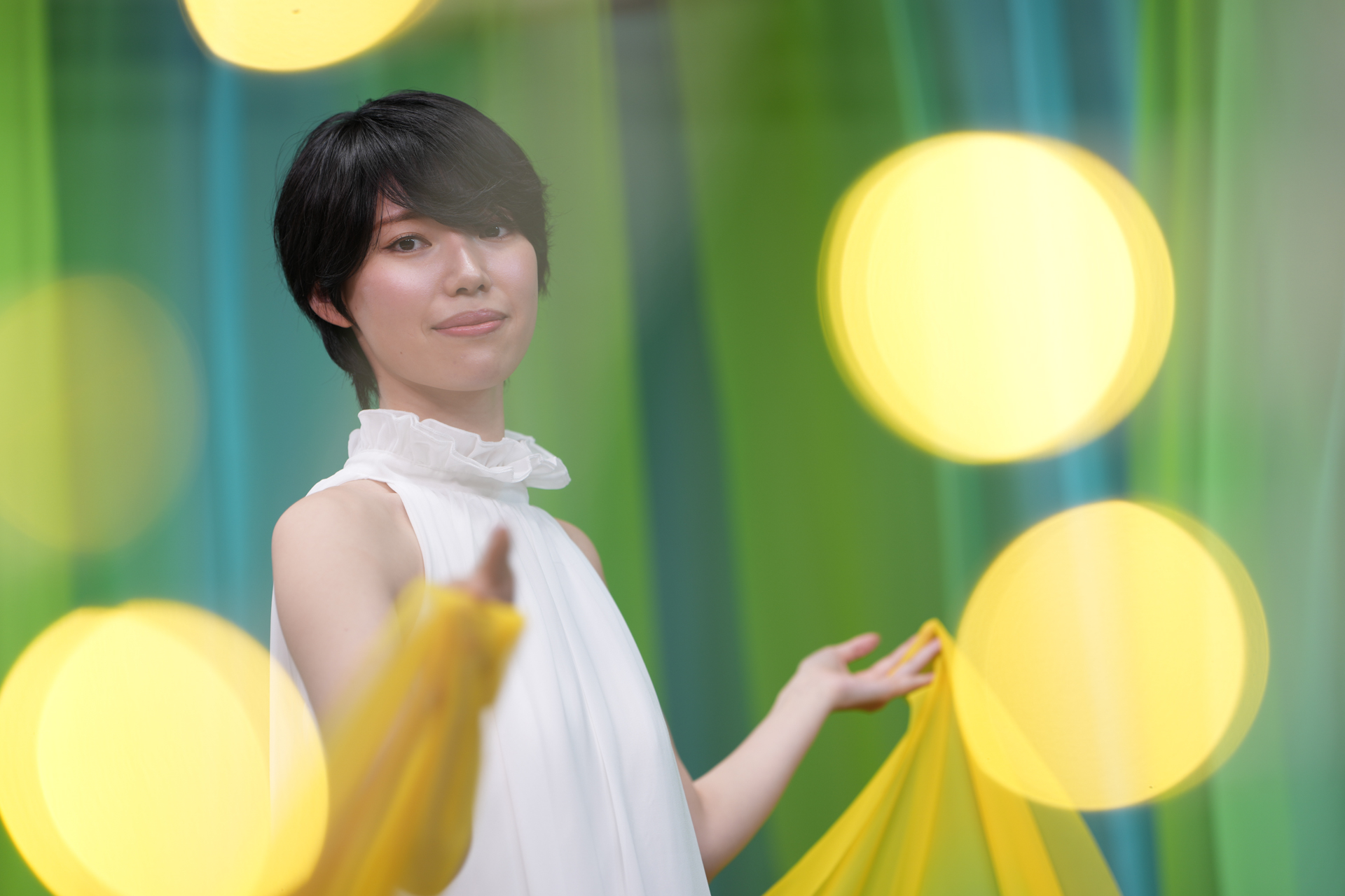 電飾越しに撮影したもの。間にケーブルが入っているが瞳認識AFが問題無く動作した<br>α1 II／FE 28-70mm F2 GM／70mm／マニュアル露出（1/320秒・F2.0）／ISO 100