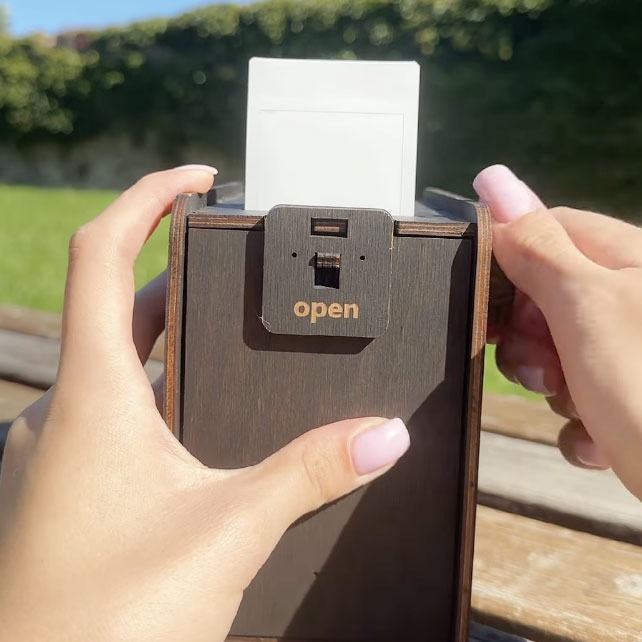 クランクを回してフィルムを取り出す