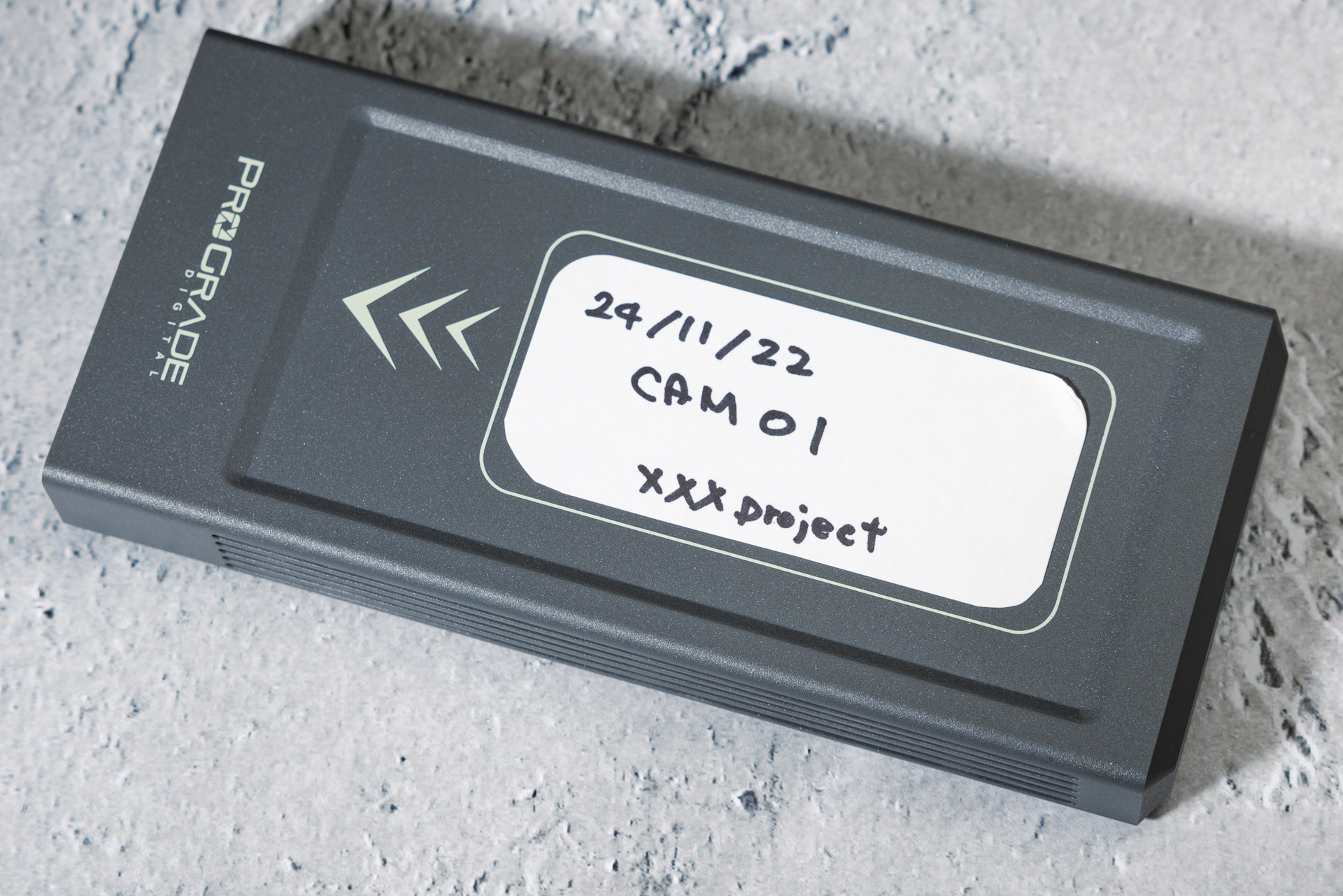 ラベル枠は米国のラベルメーカーAvery 5440サイズ（1．5×3インチ）に合わせているようだ。国内でジャストサイズを探すのは難しいかもしれないが、白いパーマセルなどを貼っても良いだろう